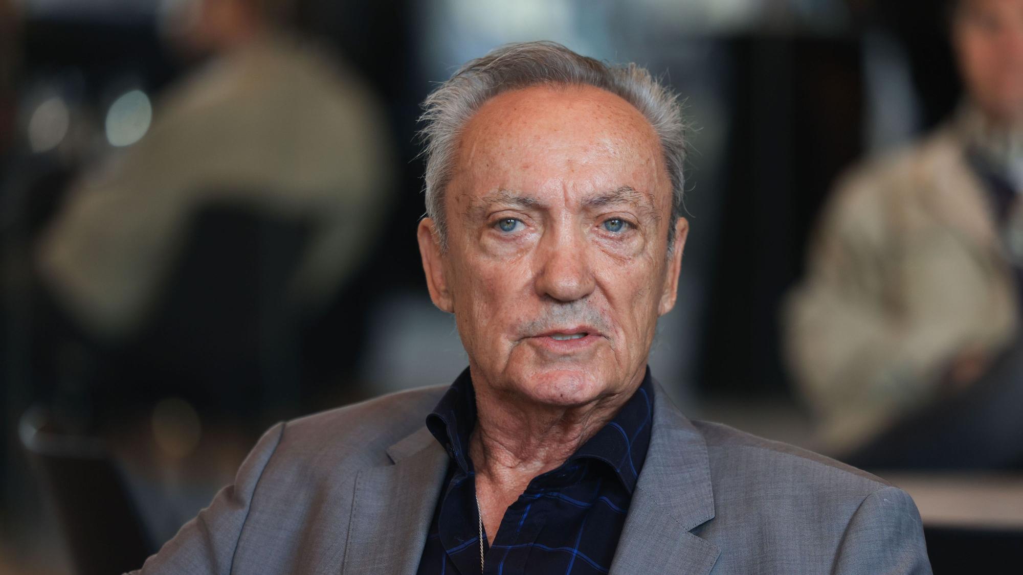Der Schauspieler Udo Kier spricht bei einem Empfang der Stadt Köln.