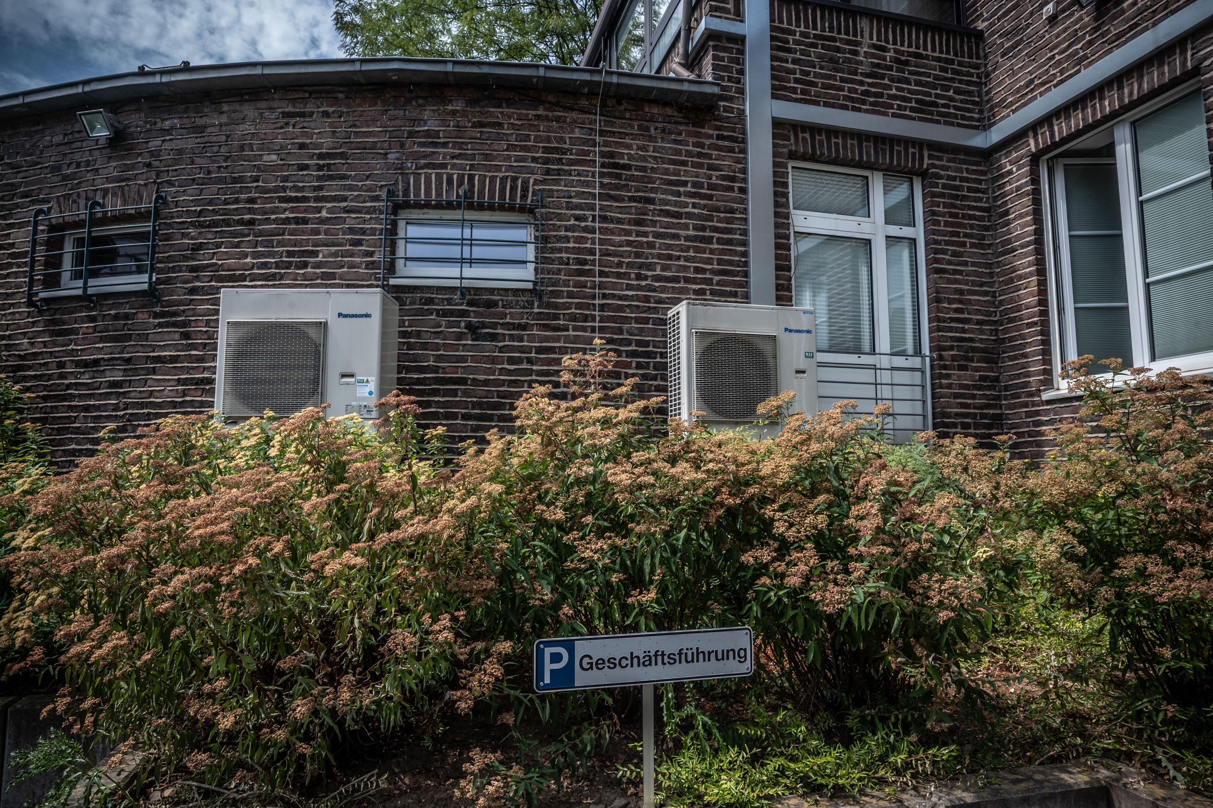 Im Haus der Geschäftsführung und Krankenhausverwaltung im Sankt-Remigius-Krankenhaus Opladen gibt es Klimaanlagen an der Hauswand.