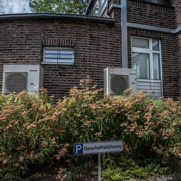 Im Haus der Geschäftsführung und Krankenhausverwaltung im Sankt-Remigius-Krankenhaus Opladen gibt es Klimaanlagen an der Hauswand.