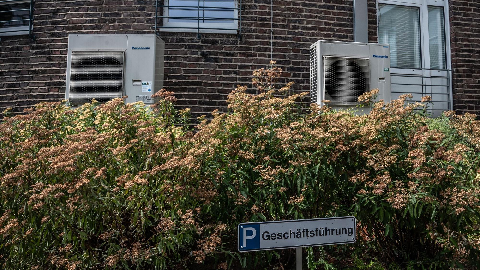 Im Haus der Geschäftsführung und Krankenhausverwaltung im Sankt-Remigius-Krankenhaus Opladen gibt es Klimaanlagen an der Hauswand.