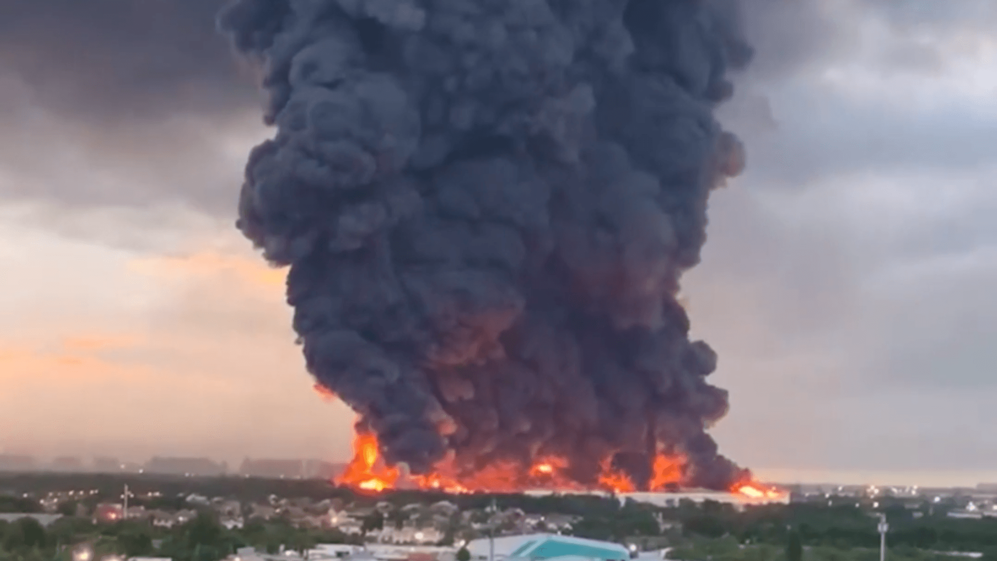 Ein Screenshot aus einem vom ukrainischen Präsidenten Wolodymyr Seleskyj veröffentlichten Video soll einen Großbrand in Russland zeigen.