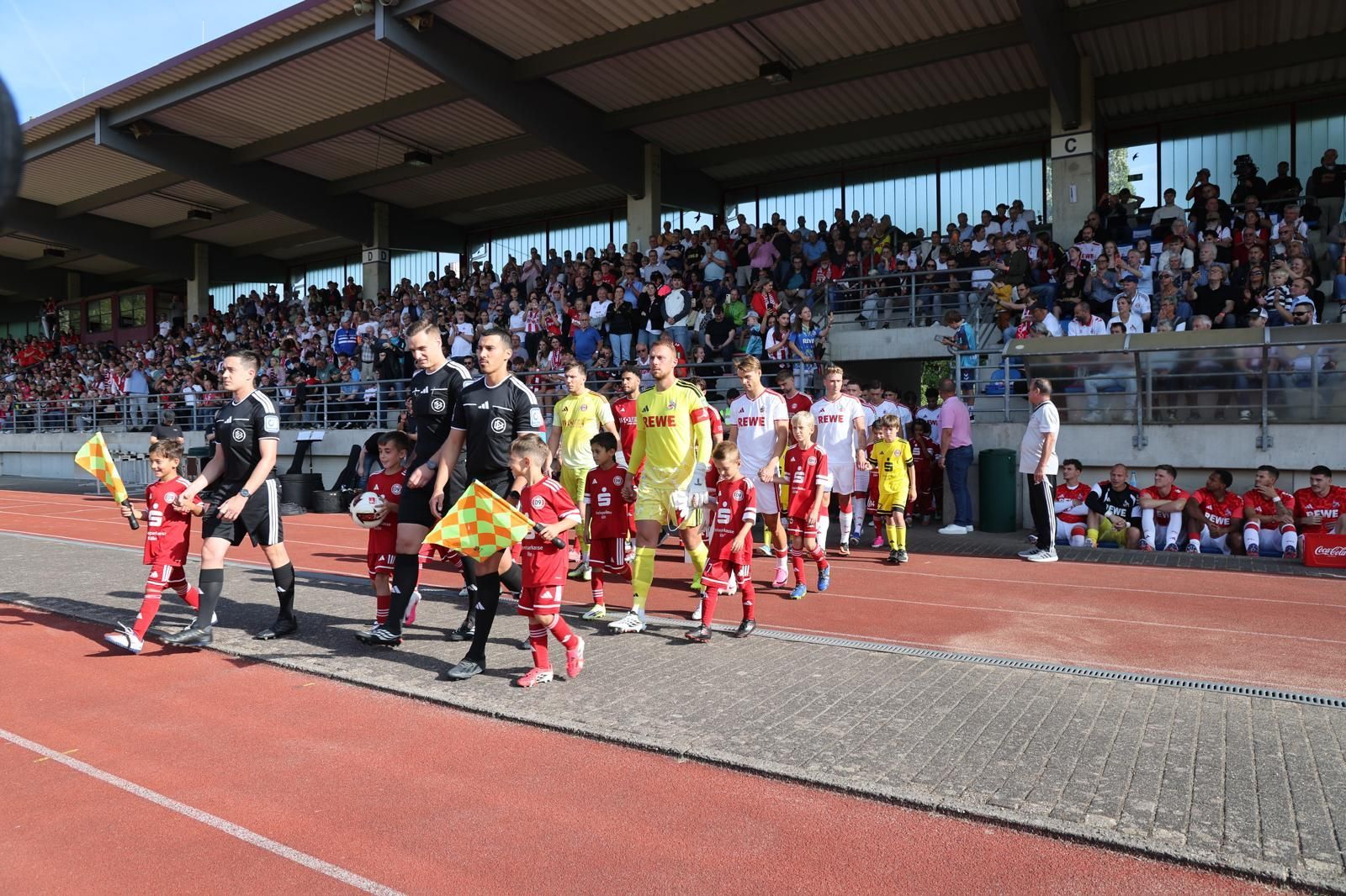 Das Foto zeigt den Einlauf der Teams