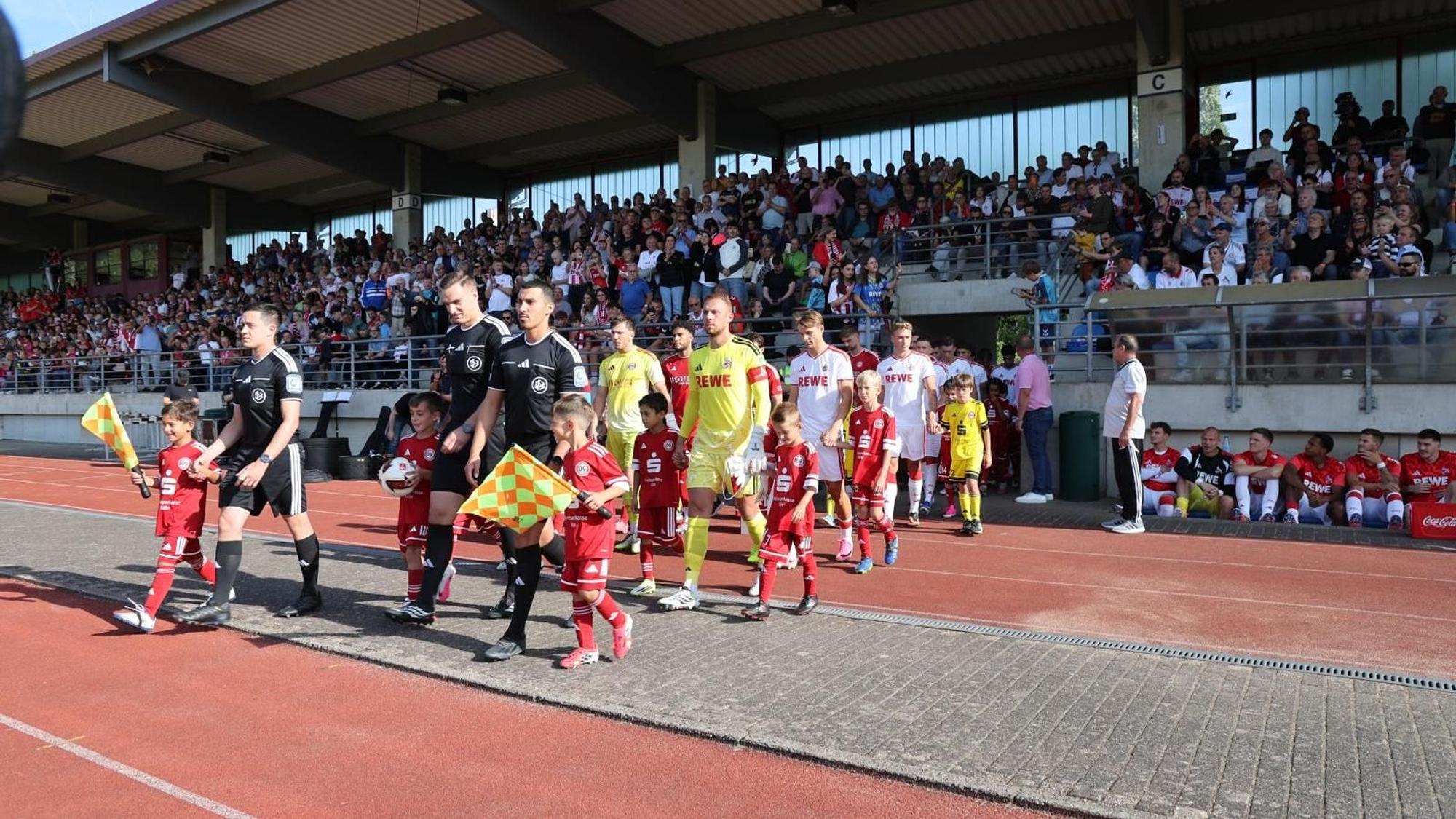 Das Foto zeigt den Einlauf der Teams