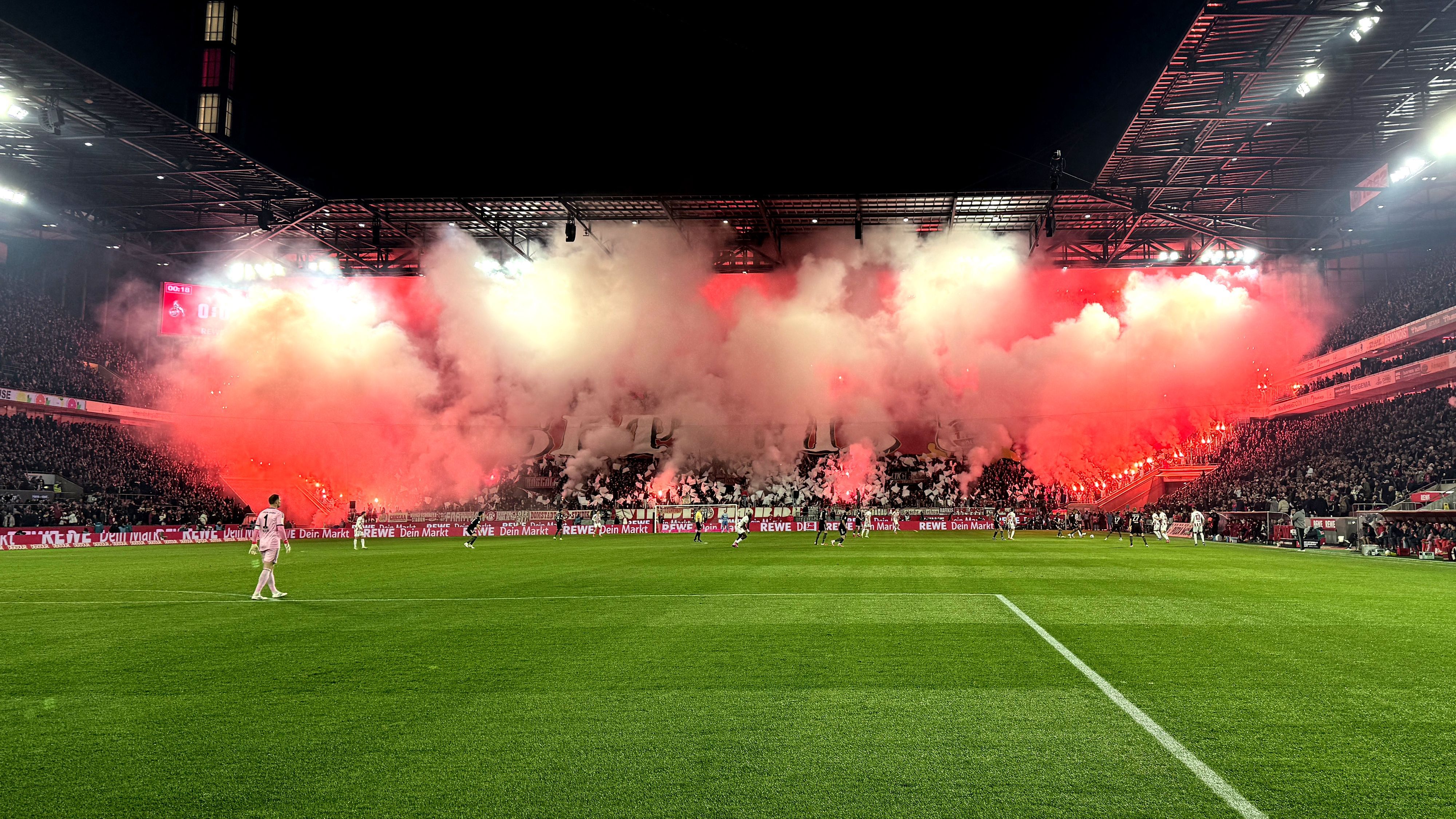 1. FC Köln vs. Bayern München, 17. Spieltag, 14.01.2026, 20.30 Uhr, Pyroshow auf der Südtribüne (1. FC Köln), Bild: Herbert Bucco
