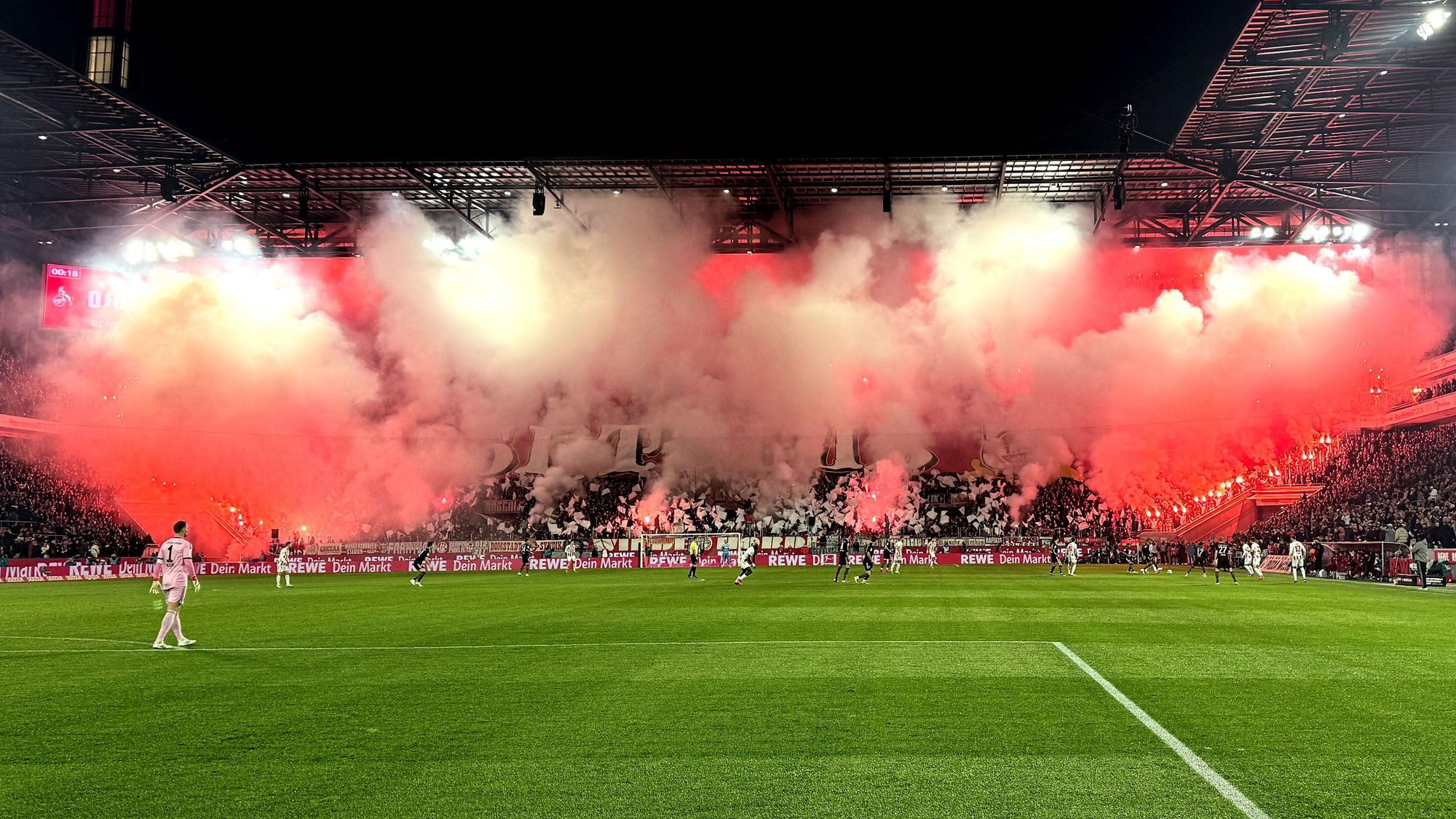 1. FC Köln vs. Bayern München, 17. Spieltag, 14.01.2026, 20.30 Uhr, Pyroshow auf der Südtribüne (1. FC Köln), Bild: Herbert Bucco