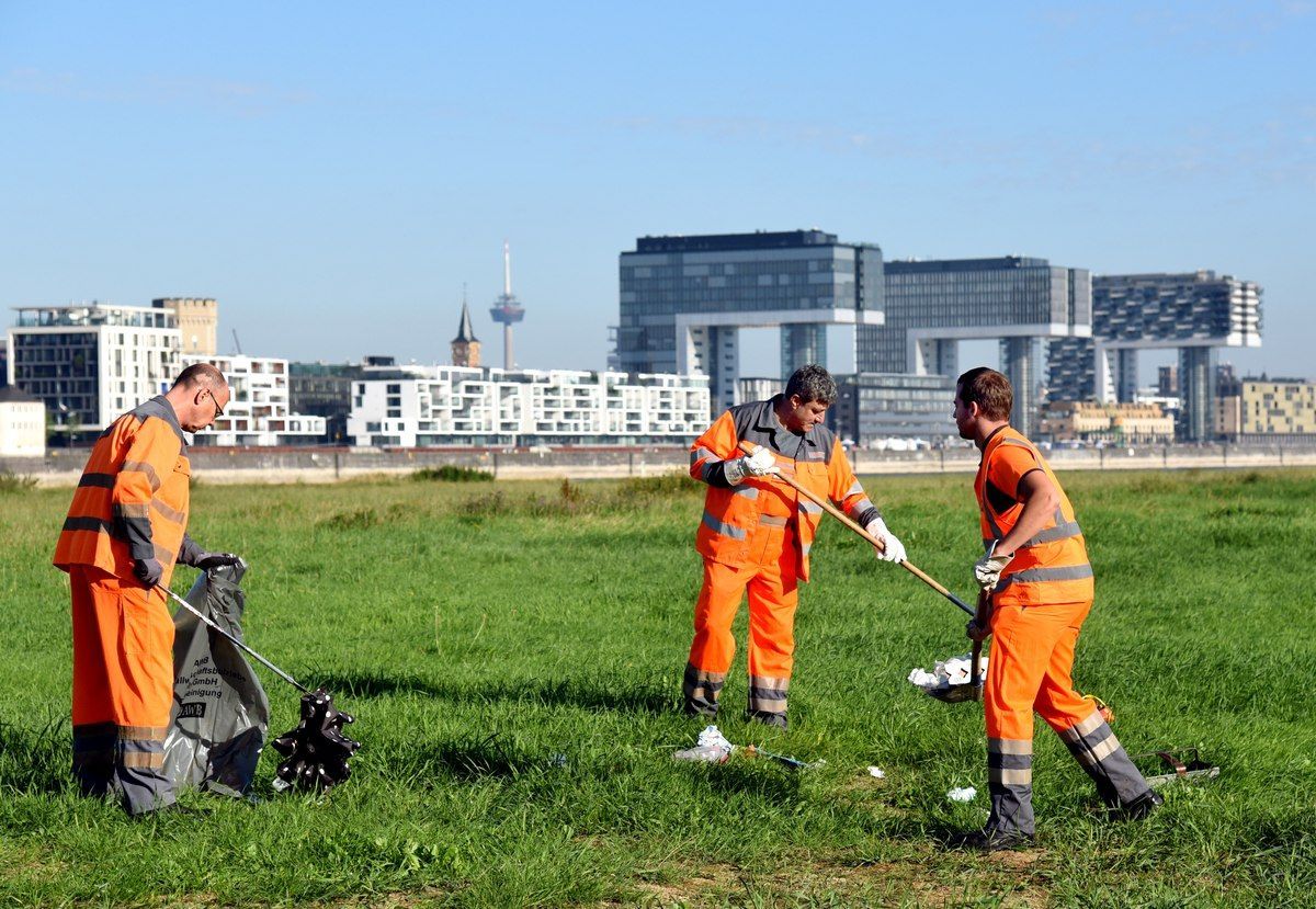 Heiße und lange helle Abende verbringen Kölner gerne in Parks – zurück bleibt mehr Müll als sonst: Ein Team der „Picknickreinigung“ sammelt ihn auf.