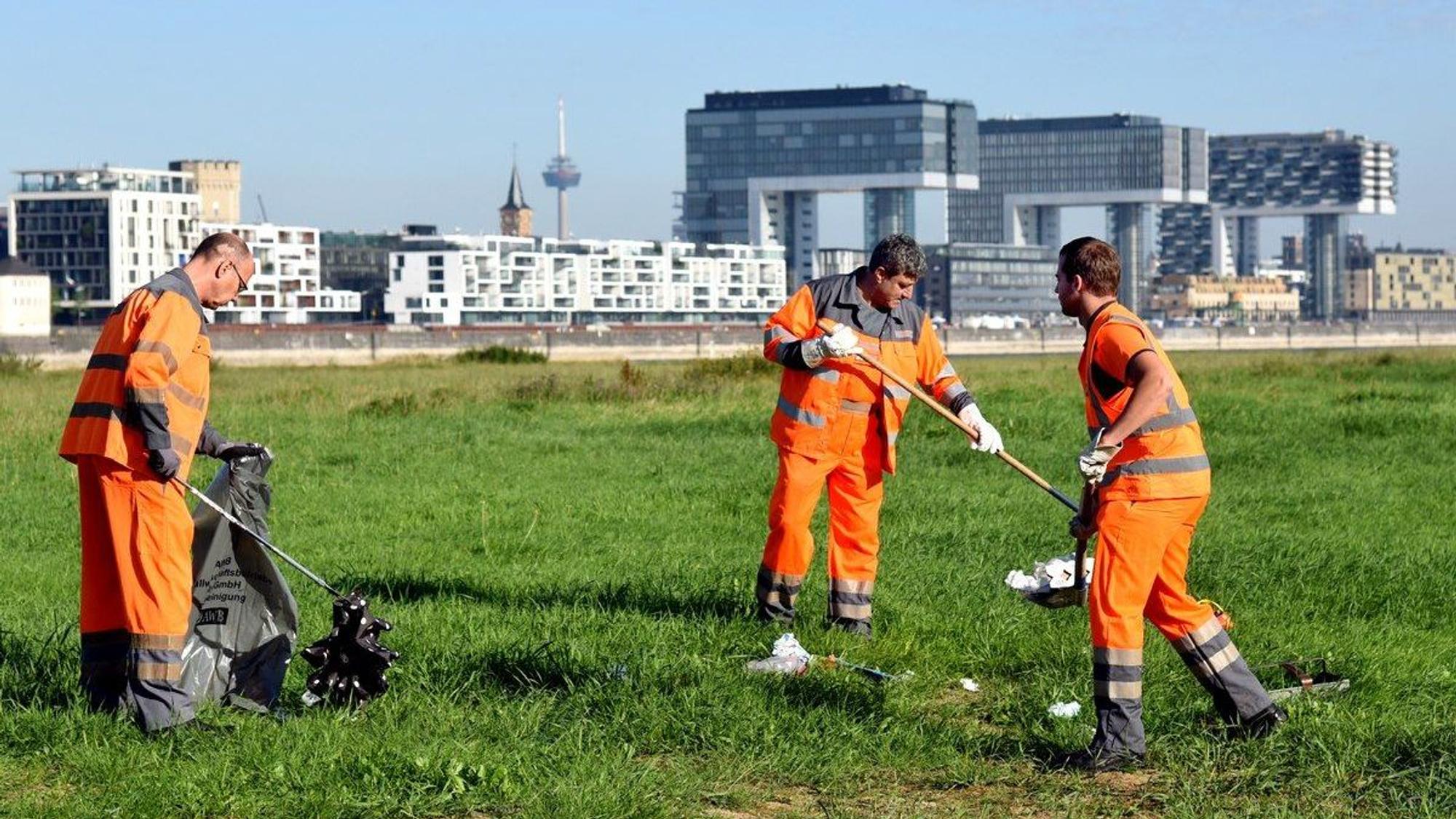 Heiße und lange helle Abende verbringen Kölner gerne in Parks – zurück bleibt mehr Müll als sonst: Ein Team der „Picknickreinigung“ sammelt ihn auf.