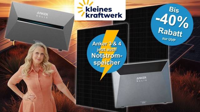 Kleines Kraftwerk Collage mit zwei Anker Solix Stromspeichern (Solarbank 3 Pro und Solarbank 4 Pro) sowie einem schwarzen Solarmodul vor einem abendlichen Hintergrund mit sonnenreflektierenden Solarmodulen auf einer ebenen Landschaft. Links steht Moderatorin Barbara Schöneberger in einem lachsfarbenen Kleid. Oben Kleines Kraftwerk Logo.