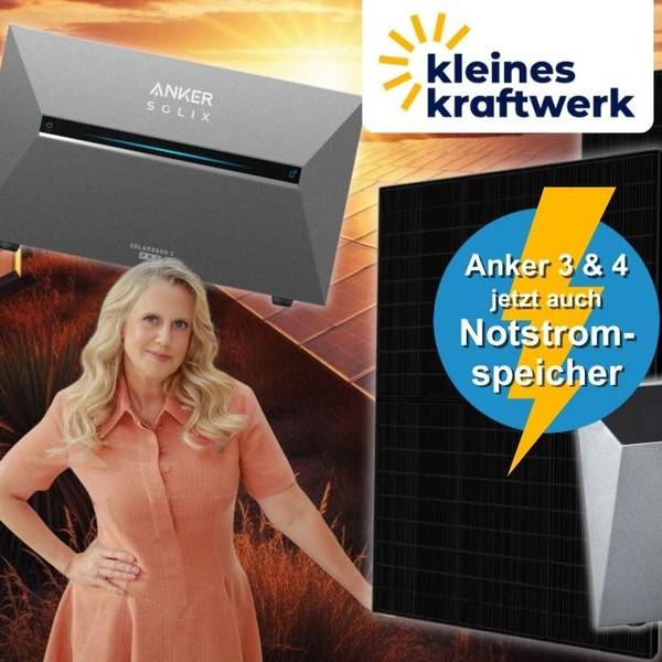 Kleines Kraftwerk Collage mit zwei Anker Solix Stromspeichern (Solarbank 3 Pro und Solarbank 4 Pro) sowie einem schwarzen Solarmodul vor einem abendlichen Hintergrund mit sonnenreflektierenden Solarmodulen auf einer ebenen Landschaft. Links steht Moderatorin Barbara Schöneberger in einem lachsfarbenen Kleid. Oben Kleines Kraftwerk Logo.