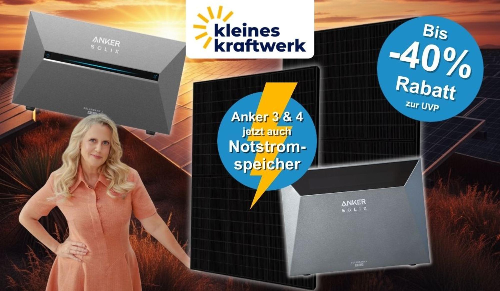 Kleines Kraftwerk Collage mit zwei Anker Solix Stromspeichern (Solarbank 3 Pro und Solarbank 4 Pro) sowie einem schwarzen Solarmodul vor einem abendlichen Hintergrund mit sonnenreflektierenden Solarmodulen auf einer ebenen Landschaft. Links steht Moderatorin Barbara Schöneberger in einem lachsfarbenen Kleid. Oben Kleines Kraftwerk Logo.