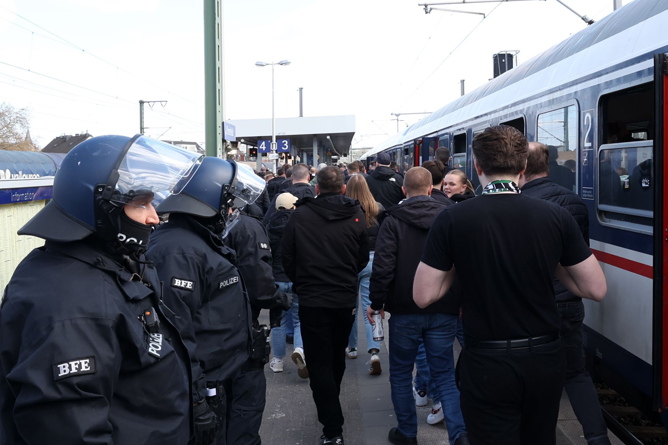 21.03.2026: Im Vorfeld des Bundesligaspiels 1. FC Köln - Mönchengladbach kommen die Fans aus Mönchengladbach am Ehrenfelder Bahnhof an. Die Polizei erwartet bis zu 500 gewaltbereite Störer aus beiden Lagern und eskortiert die Fangruppe. Foto: Martina Goyert