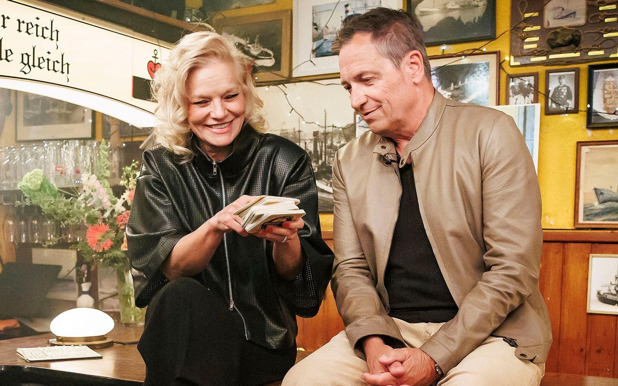 Bei „Inas Nacht“ sprach Dieter Nuhr mit Ina Müller über die Eigenheiten seiner Ehefrau. (Bild: NDR/Morris Mac Matzen)
