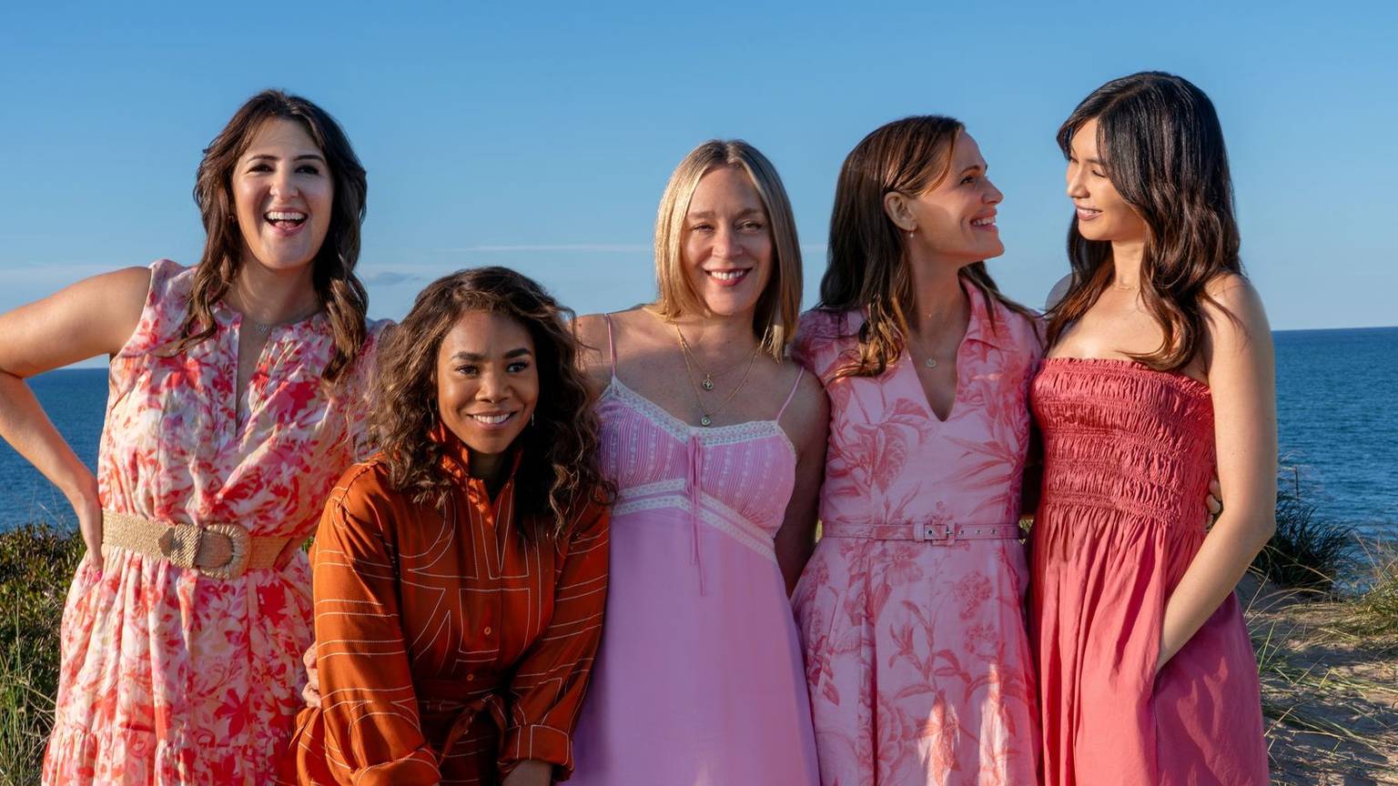 Brooke Kirtley (D'Arcy Carden, links), Dru-Ann Jones (Regina Hall, zweite von links), Tatum McKenzie (Chloë Sevigny, Mitte), Hollis Shaw (Jennifer Garner, zweite von rechts) und Gigi Ling (Gemma Chan) verbringen ein gemeinsames Wochenende auf einer exklusiven Ferieninsel. (Bild: Sky/Universal Studio Group.)
