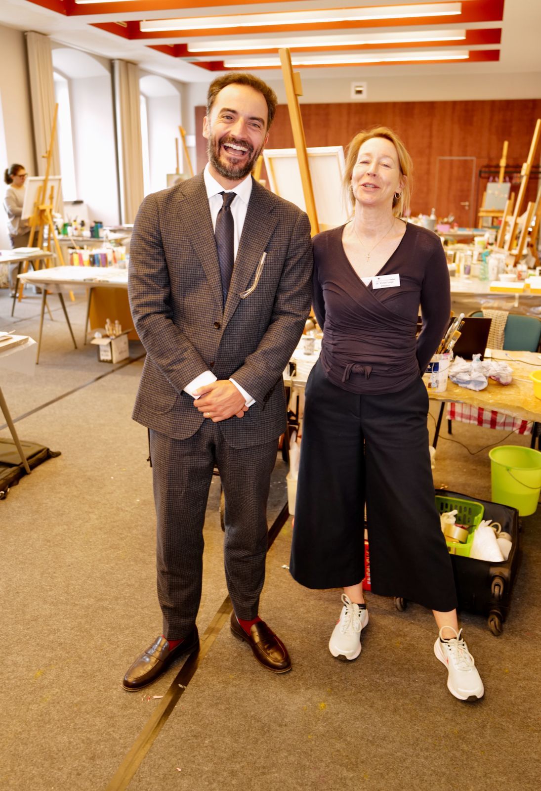 KSI Direktor Dr. Richard Ottinger steht neben Kirsten Lange-Wittmann, Referentin Kunst-Kultur.