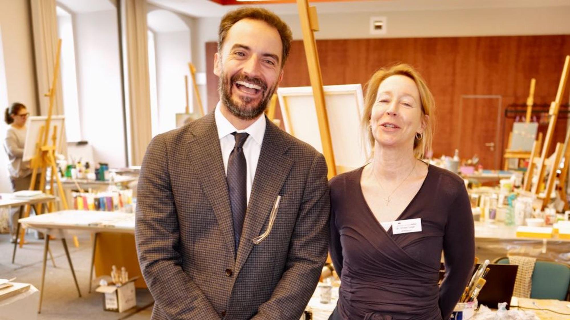 KSI Direktor Dr. Richard Ottinger steht neben Kirsten Lange-Wittmann, Referentin Kunst-Kultur.