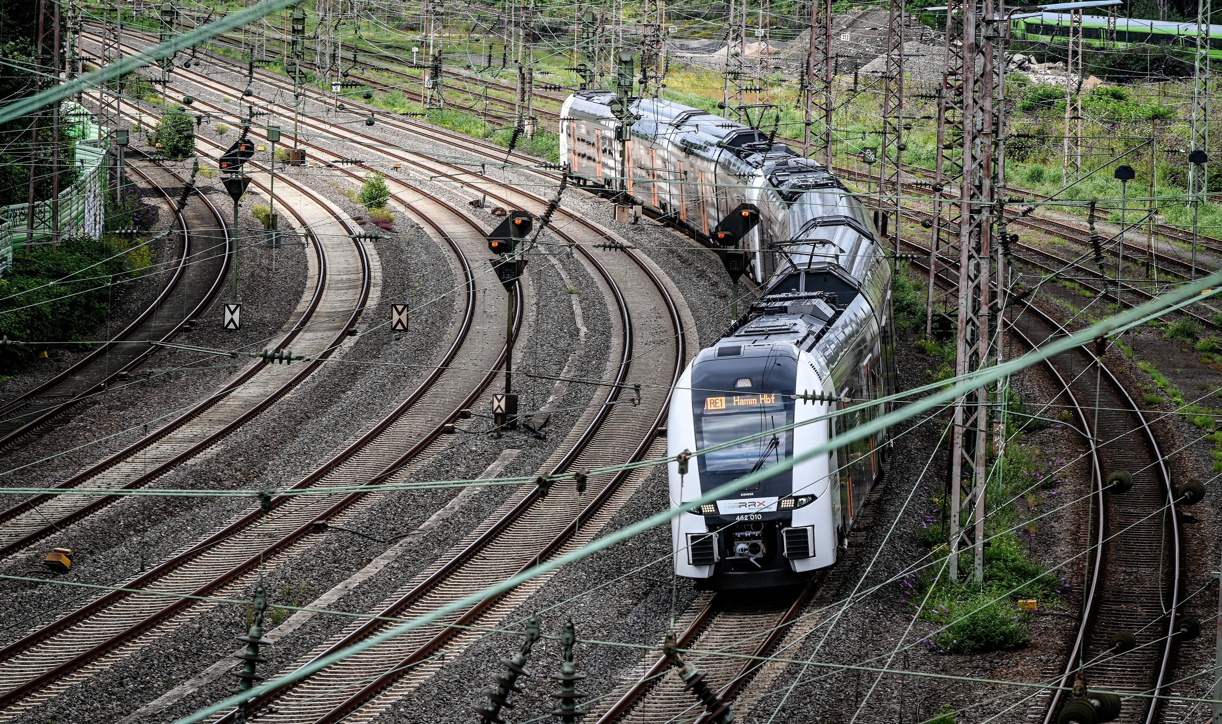 Eine Bahn der RE1 auf der Strecke Köln–Aachen (Archiv).