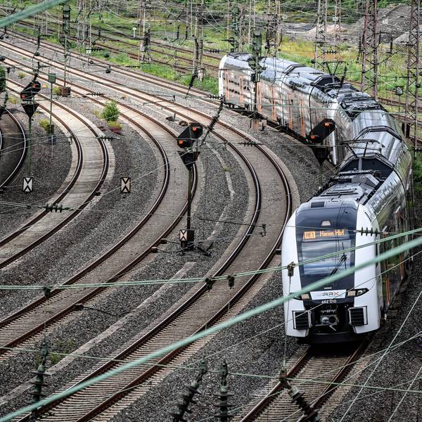Eine Bahn der RE1 auf der Strecke Köln–Aachen (Archiv).