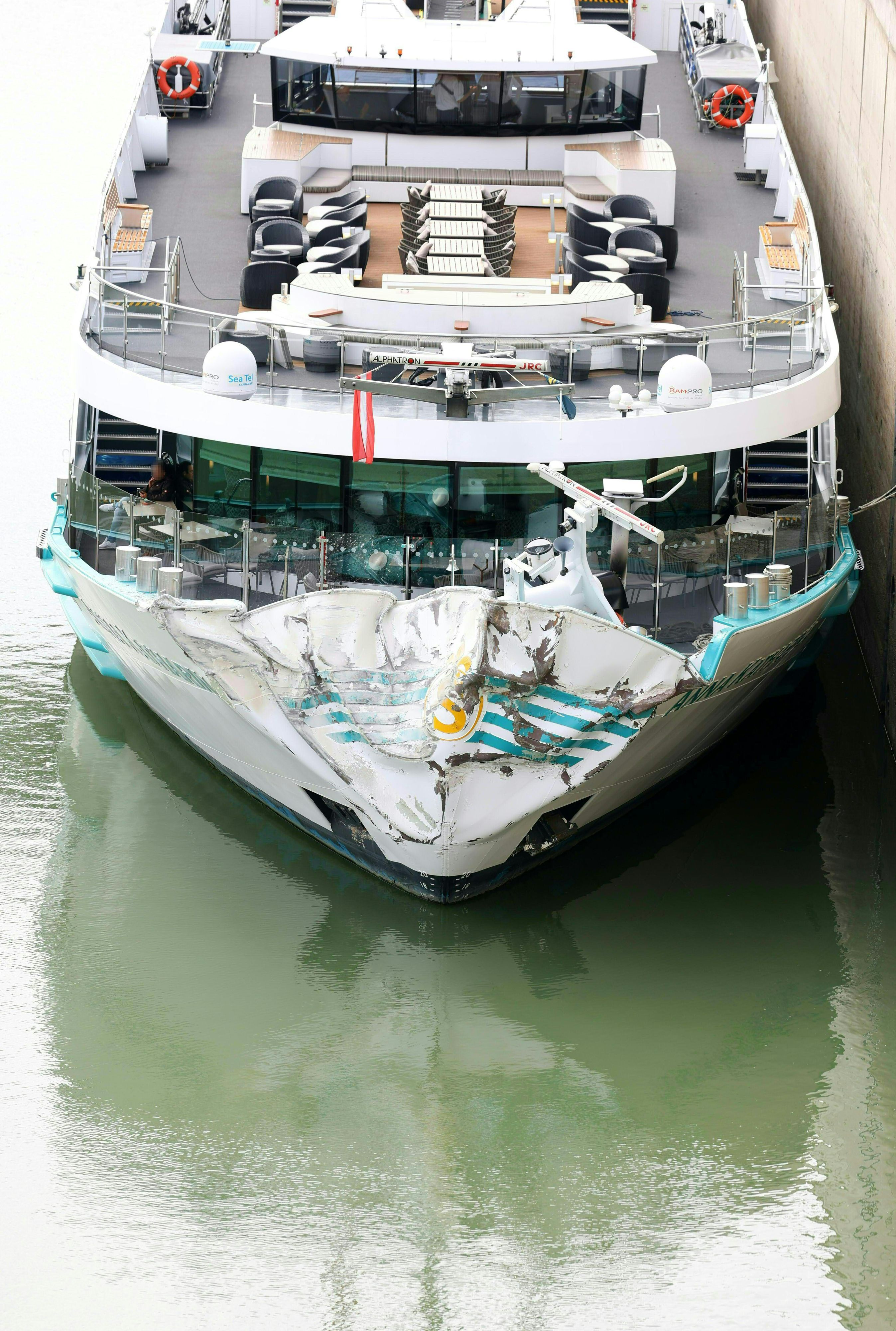 Ein Flusskreuzfahrtschiff, die „MS Anna Katharina“, mit etwa 200 Personen an Bord ist bei der Schleuse Freudenau in Wien gegen eine Mauer beziehungsweise Teile der Schleusenanlage.