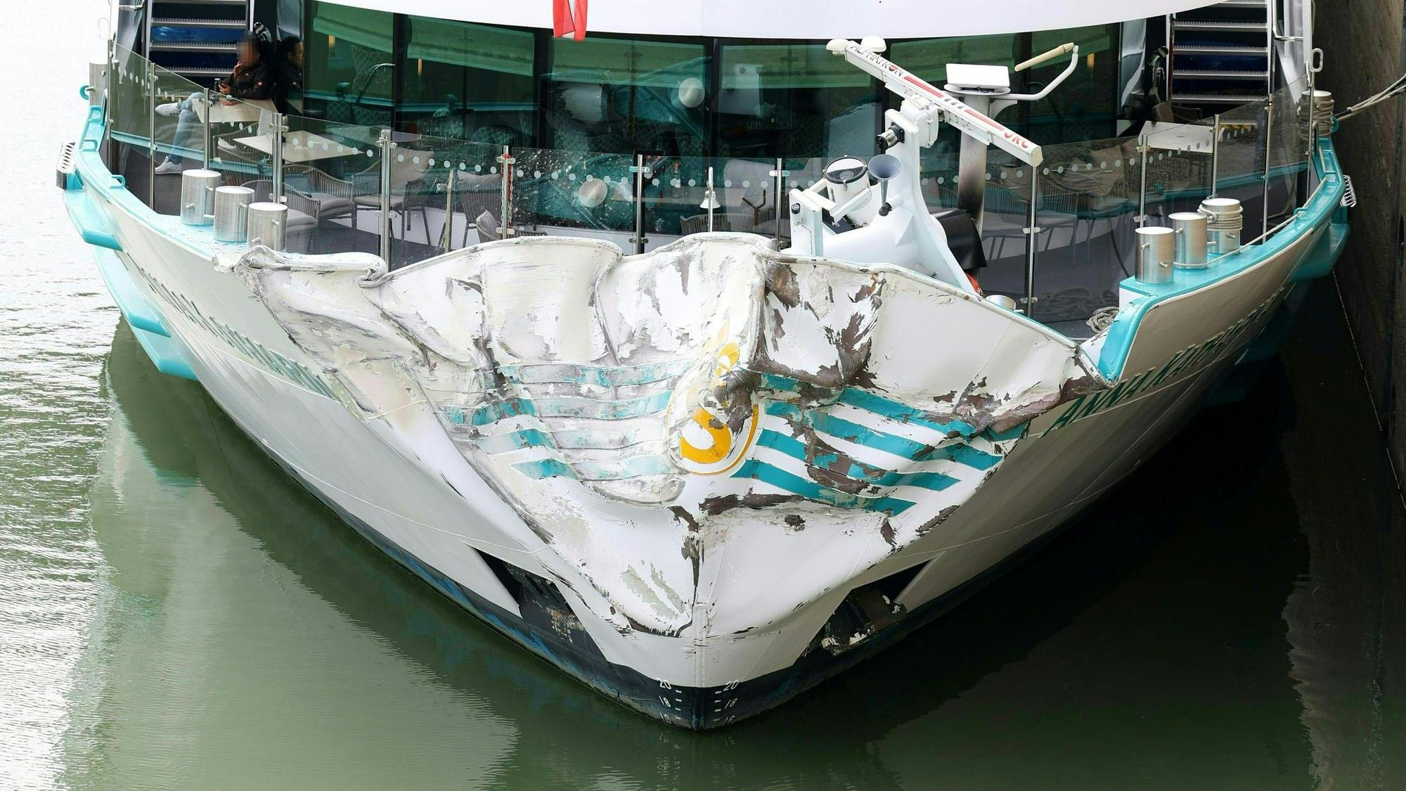 Ein Flusskreuzfahrtschiff, die „MS Anna Katharina“, mit etwa 200 Personen an Bord ist bei der Schleuse Freudenau in Wien gegen eine Mauer beziehungsweise Teile der Schleusenanlage.