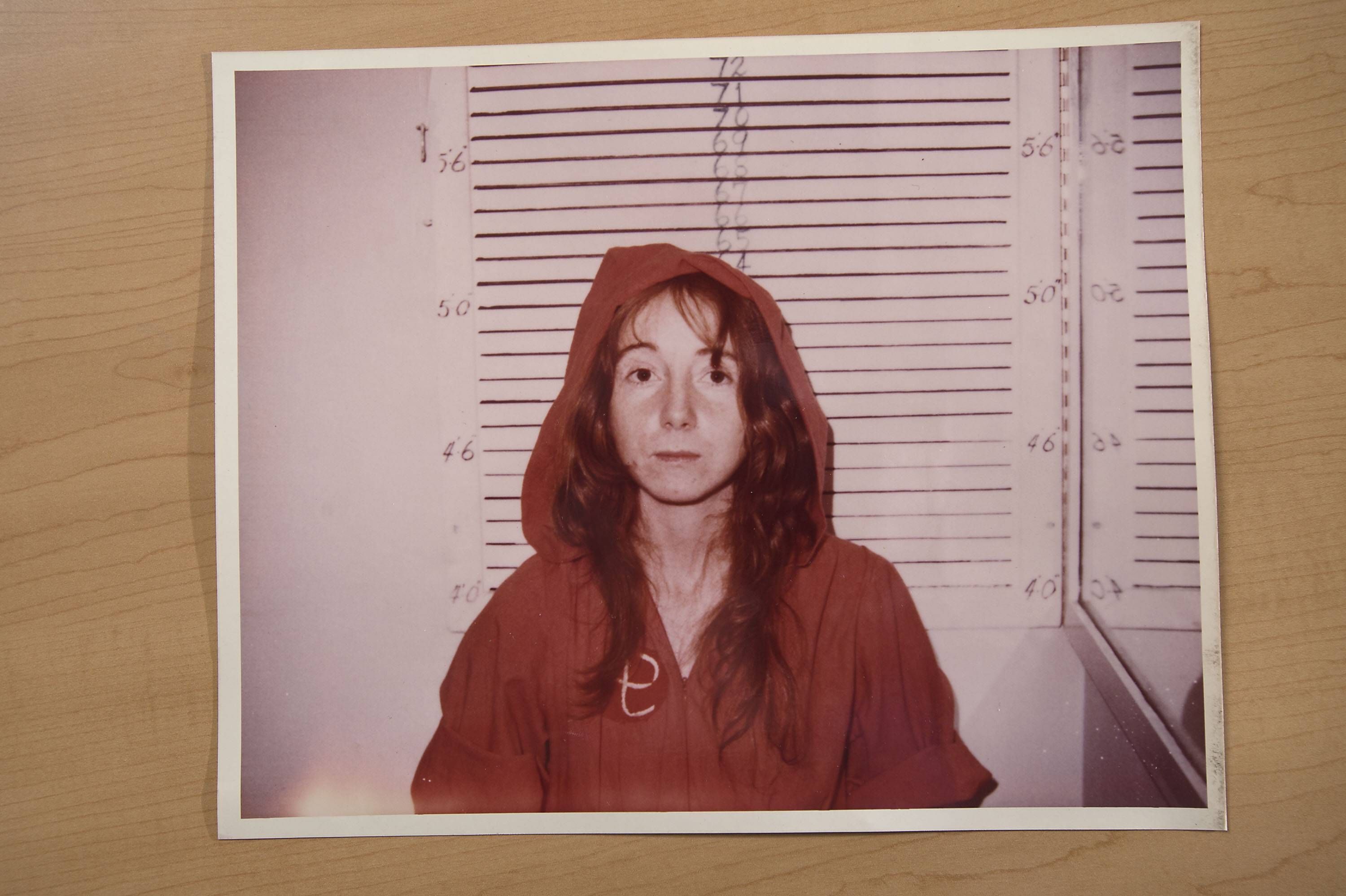 Archivaufnahme aus den Gerichtsunterlagen: Lynette „Squeaky“ Fromme bei ihrer Verhaftung nach dem Attentatsversuch auf US-Präsident Gerald Ford im Jahr 1975.