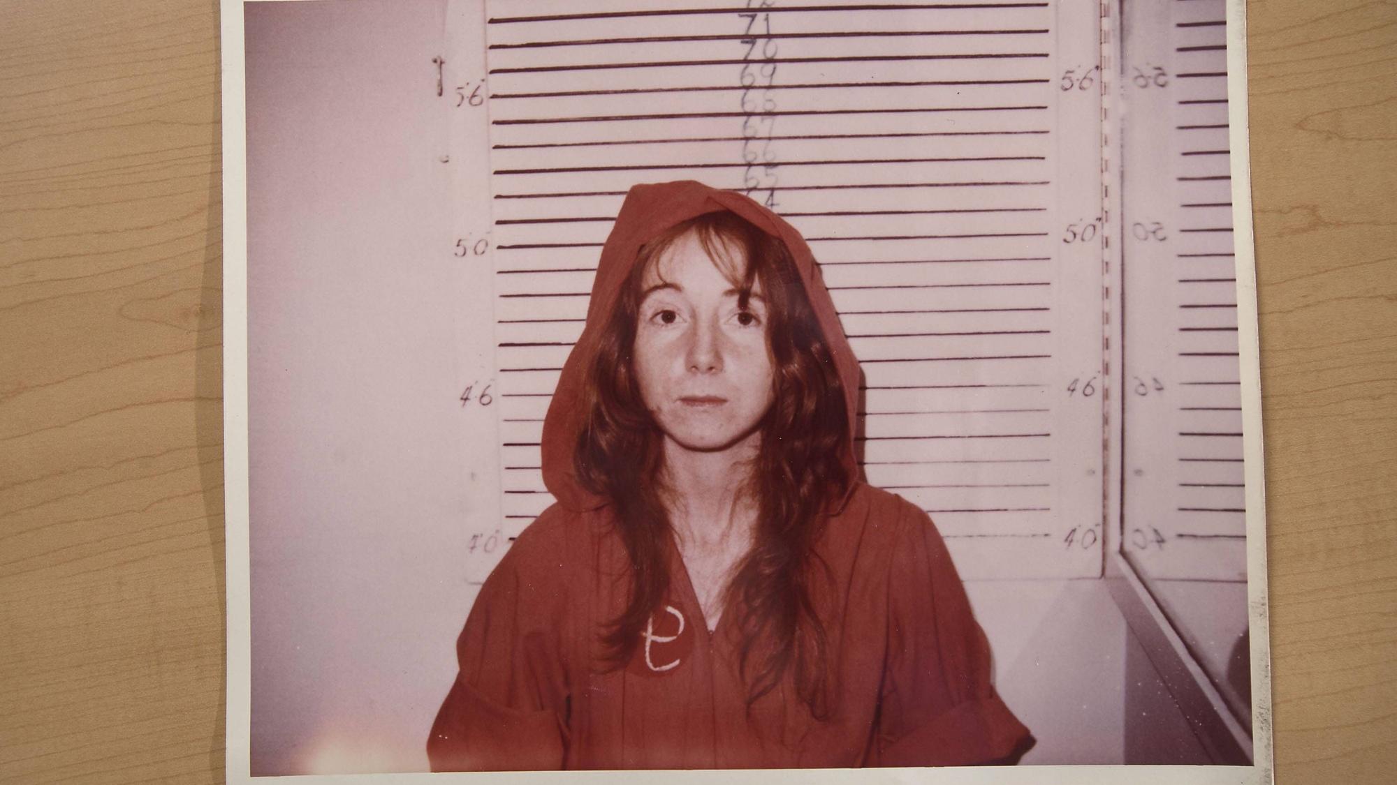Archivaufnahme aus den Gerichtsunterlagen: Lynette „Squeaky“ Fromme bei ihrer Verhaftung nach dem Attentatsversuch auf US-Präsident Gerald Ford im Jahr 1975.