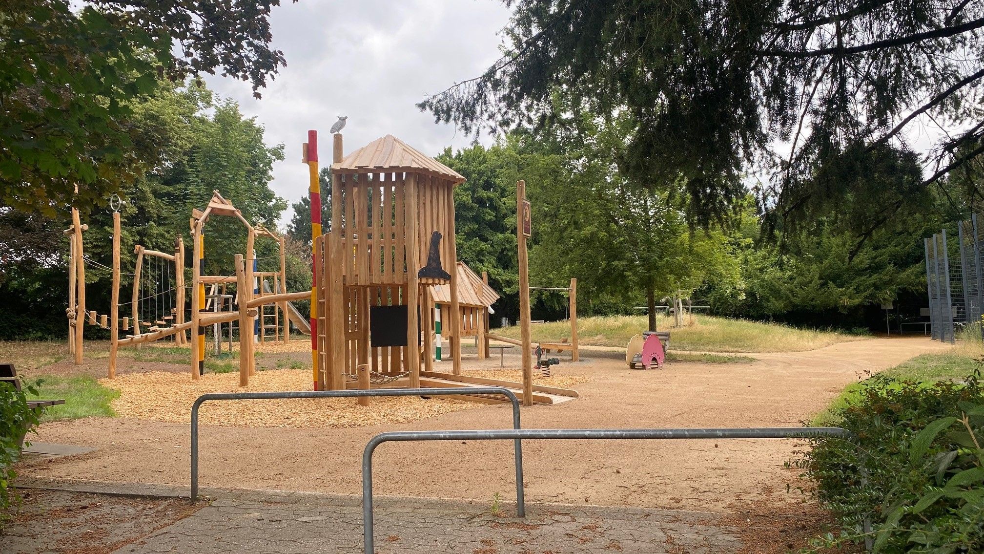 Zu sehen ist ein Spielplatz.