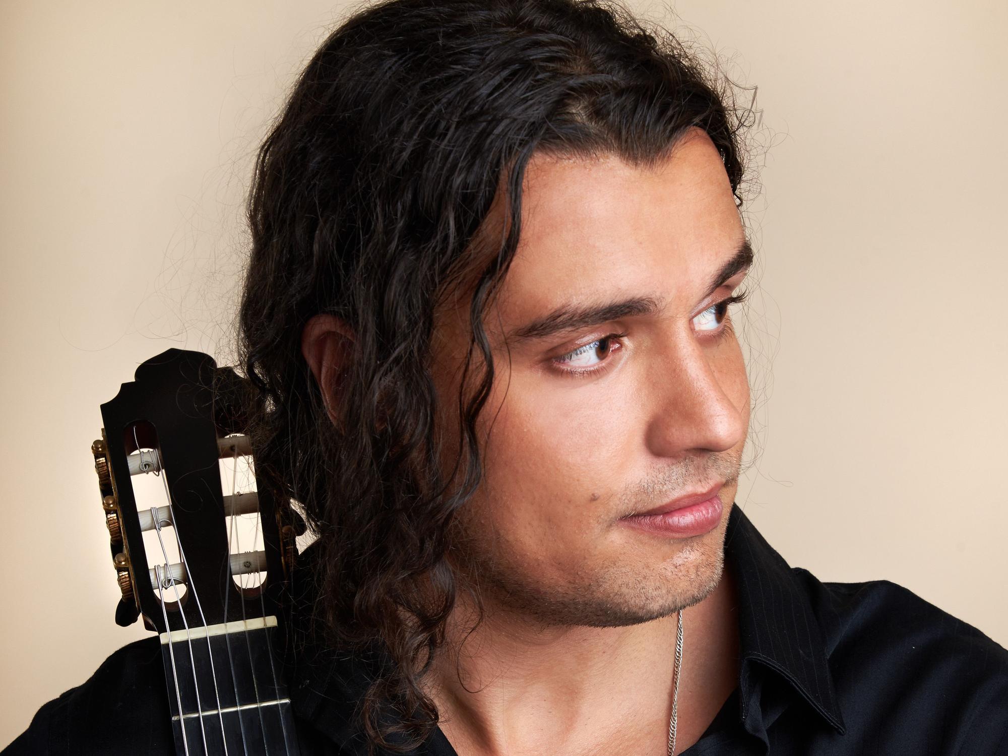 Das Foto zeigt ein Portrait des klassischen Gitarristen David Dyakov.