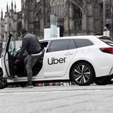 Ein Uber Fahrzeug am Taxistand vor dem Hauptbahnhof und Dom.