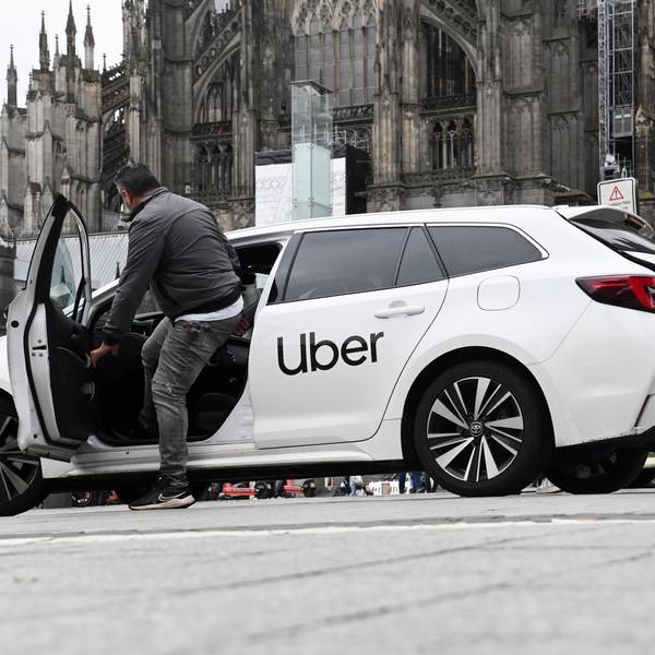 Ein Uber-Fahrzeug am Taxistand vor dem Hauptbahnhof und Dom.
