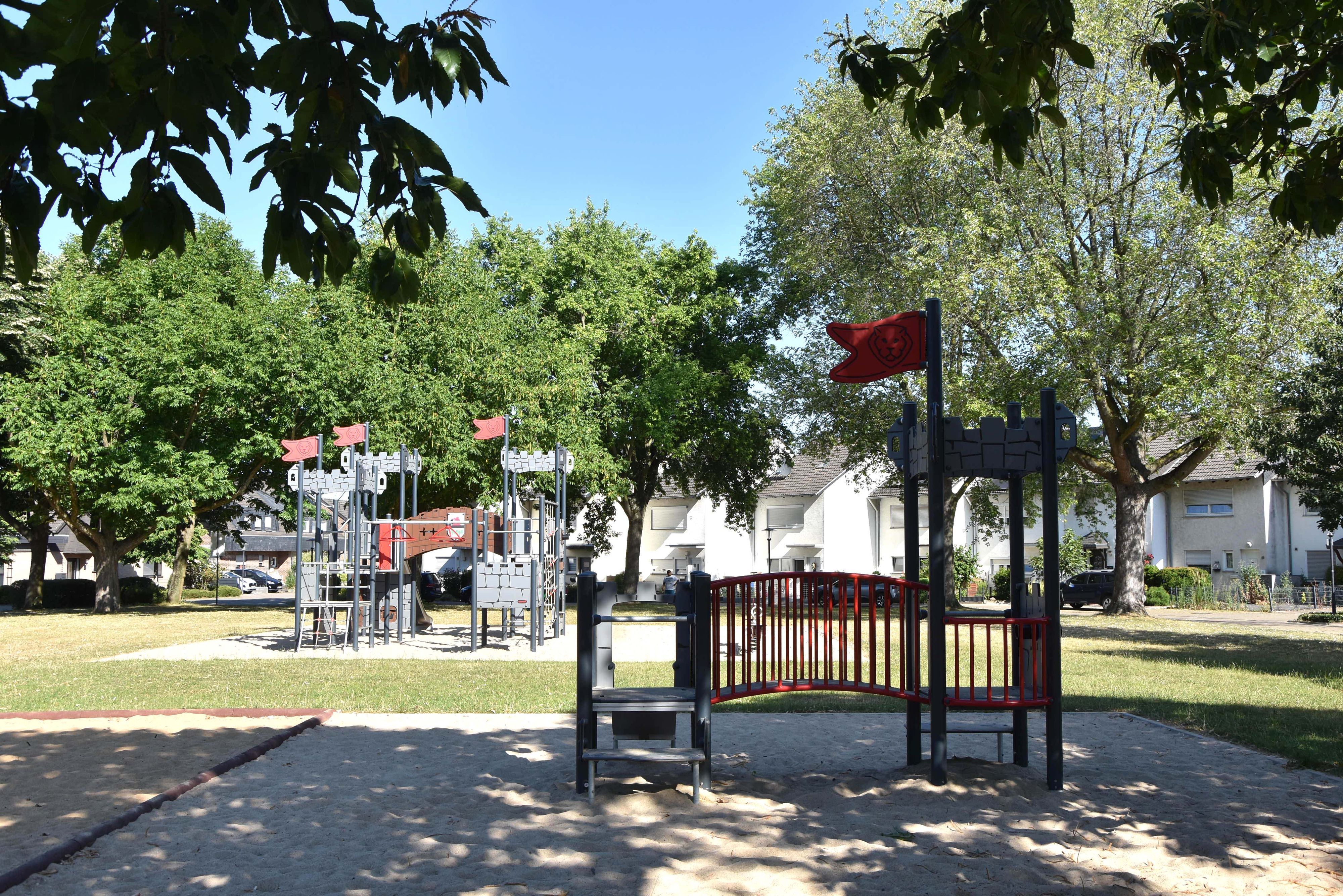 Das Bild zeigt einen Ritterburg-Spielplatz.