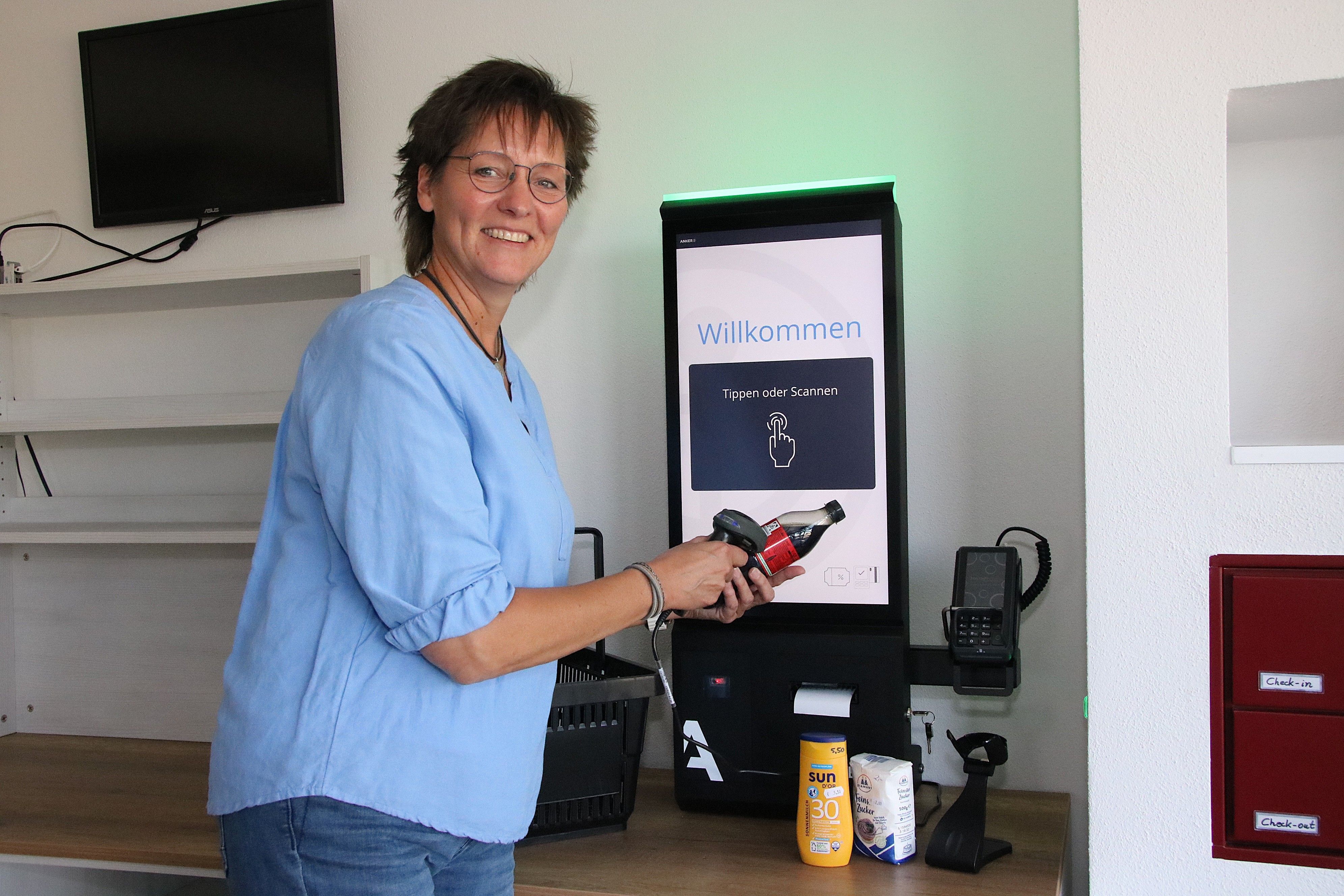 Petra Baldsiefen an der neuen Scannerkasse im 24/7-Shop.