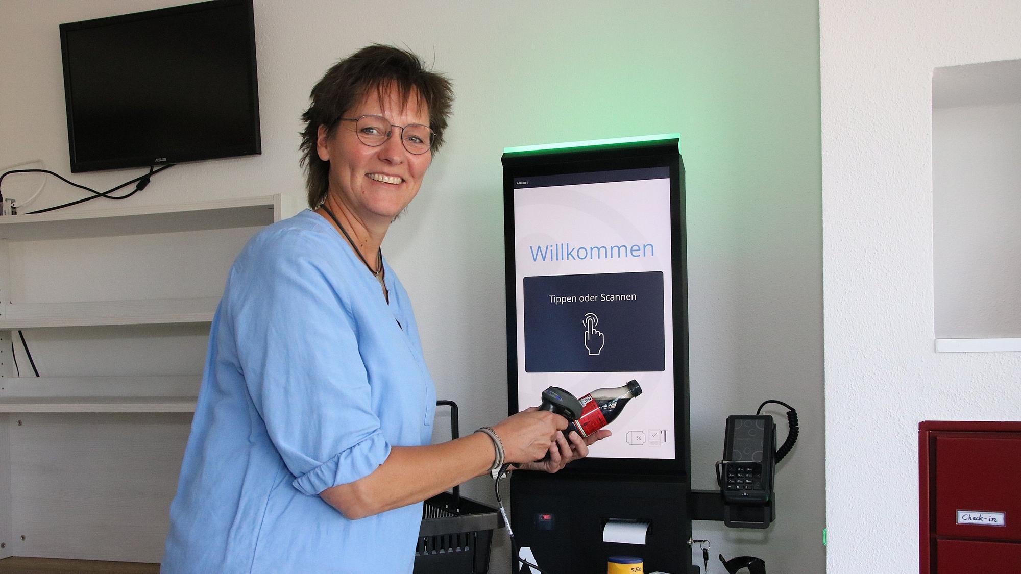 Petra Baldsiefen an der neuen Scannerkasse im 24/7-Shop.