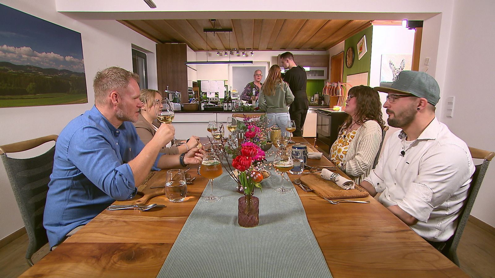 Gudrun lässt sich zwischen den Gängen eher selten bei den anderen am Tisch blicken.
 (Bild: RTL)