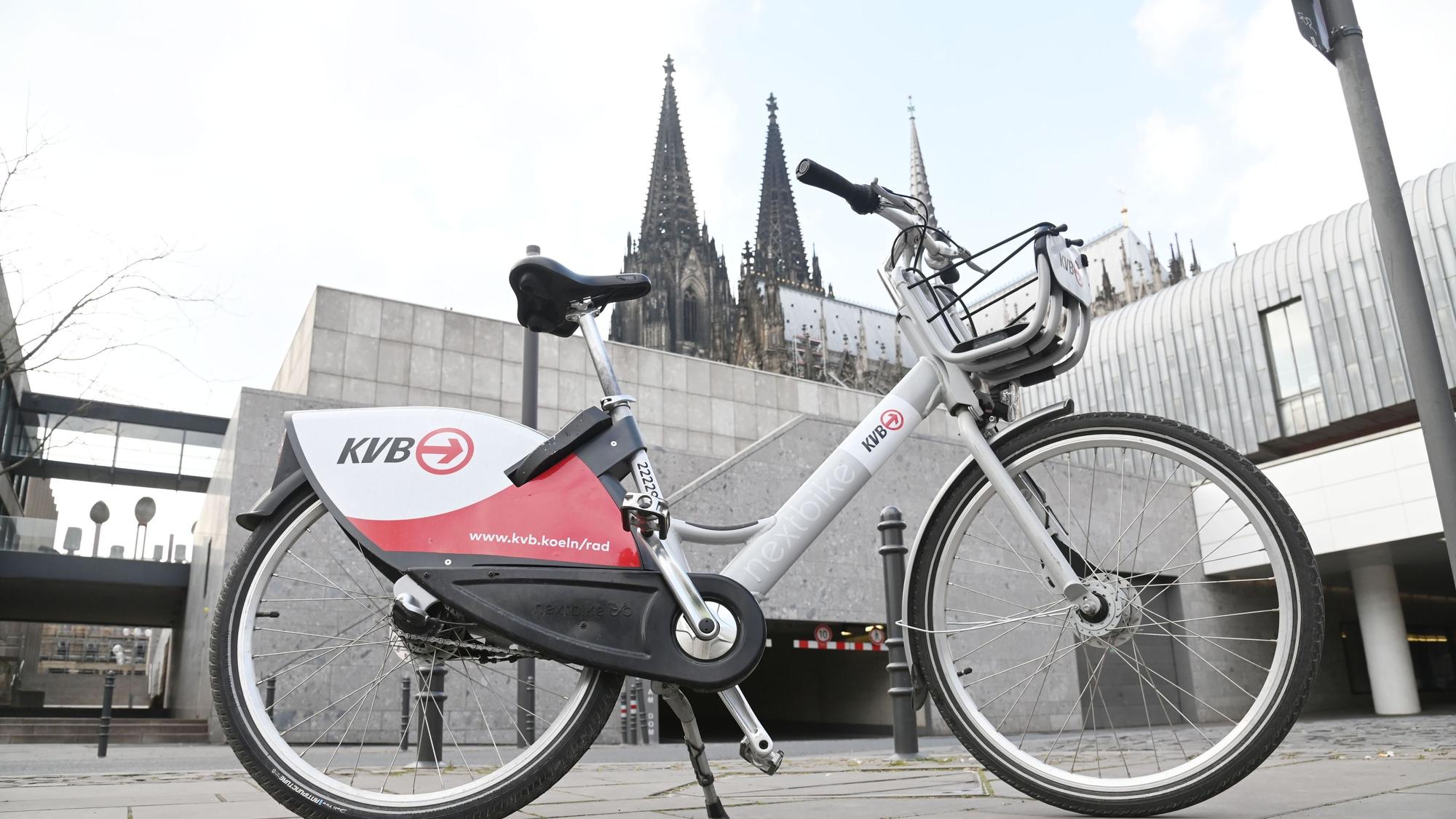 30.03.2022 Köln.
KVB Leihräder werden beschädigt.
Es wird versucht die Schlösser mit Steinen zu knacken.