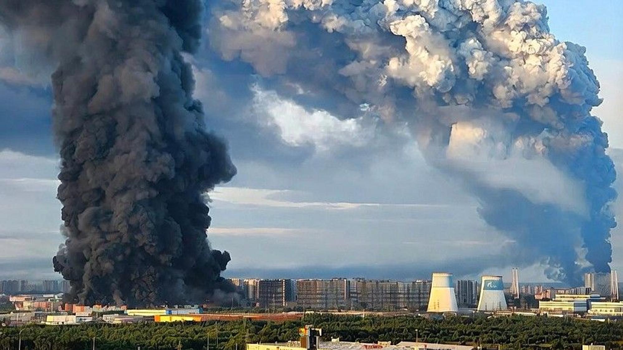 Ein Screenshot aus einem Video soll Rauchensäulen nahe St. Petersburg zeigen. Die Ukraine hat dort erneut ein Wildberries-Lagerhaus angegriffen.
