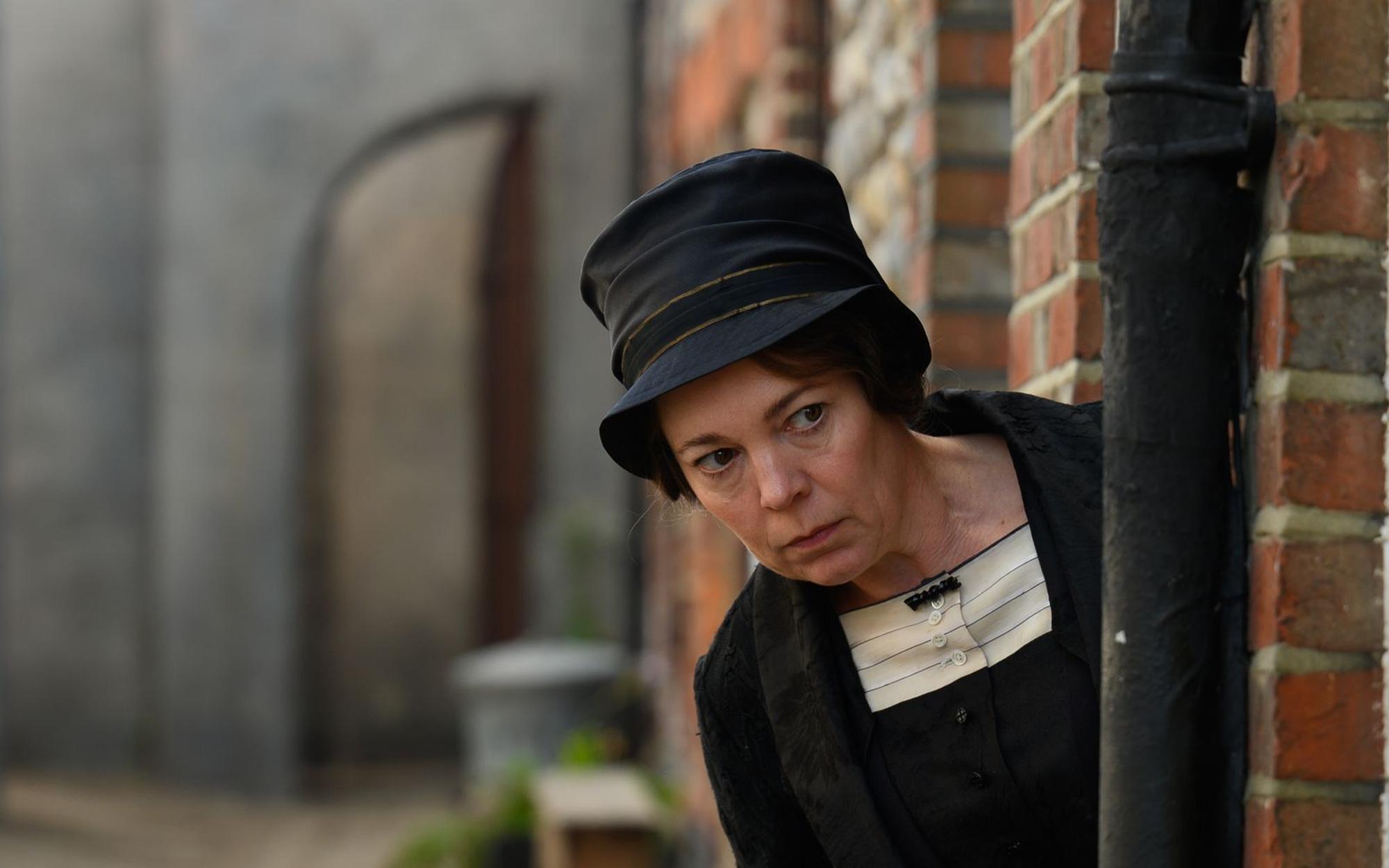 Edith (Olivia Colman) ist fest entschlossen, das Rätsel um die versauten Briefe in Littlehampton zu lösen: Olivia Colman brilliert in „Kleine schmutzige Briefe“ als brav-biedere Jungfer Edith Swan. (Bild: Studiocanal / Parisa Taghizadeh)