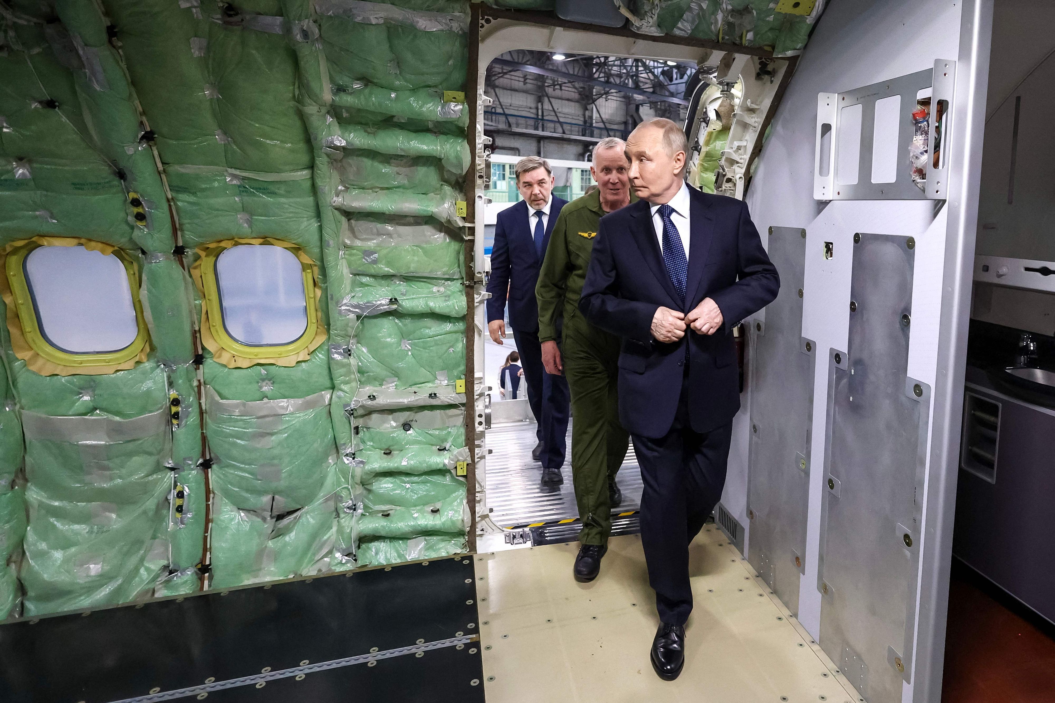 Kremlchef Putin bei einem Besuch eines Flugzeugwerks in Irkutsk am Freitag.