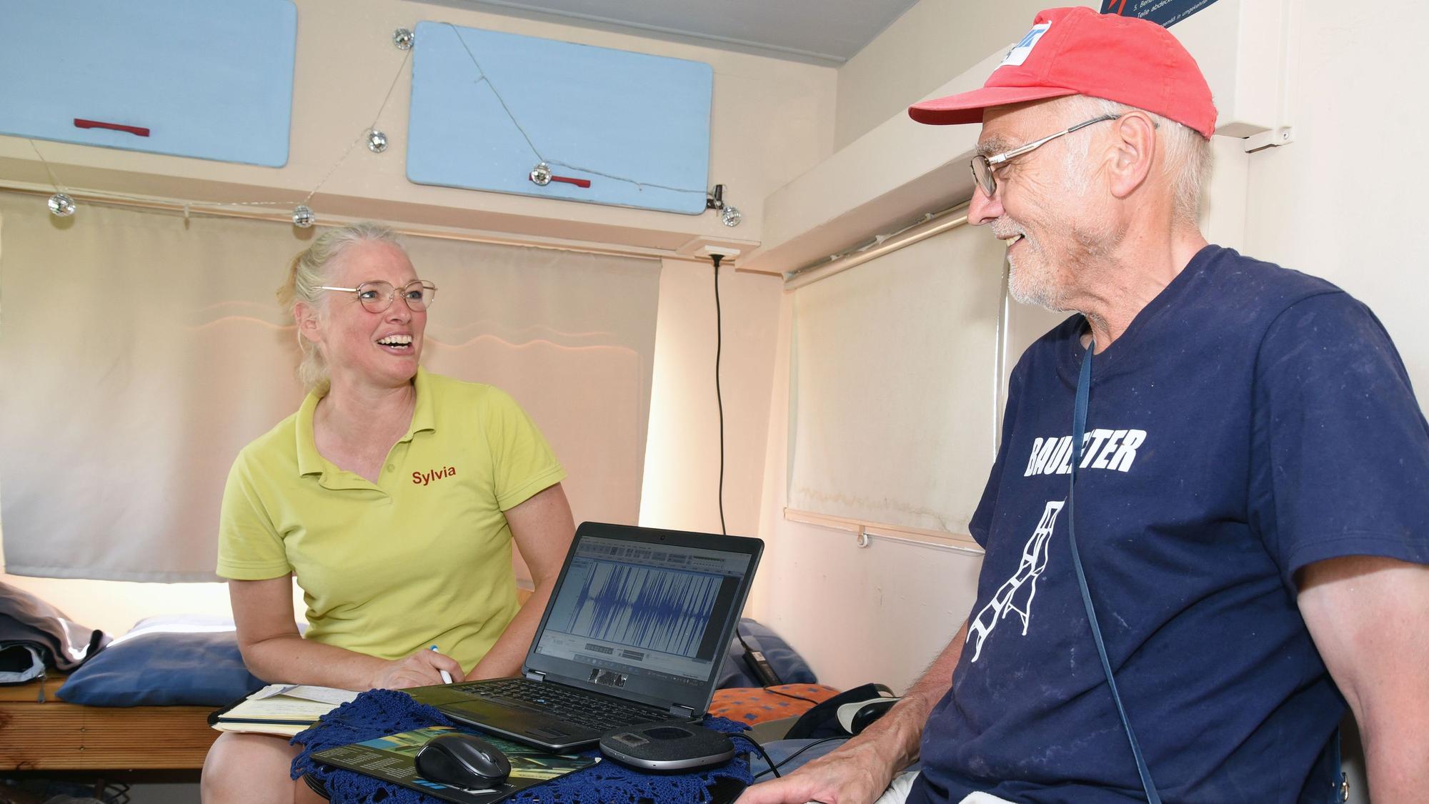 Sylvia und Wolfgang Hinze in ihrem Bauwagen.