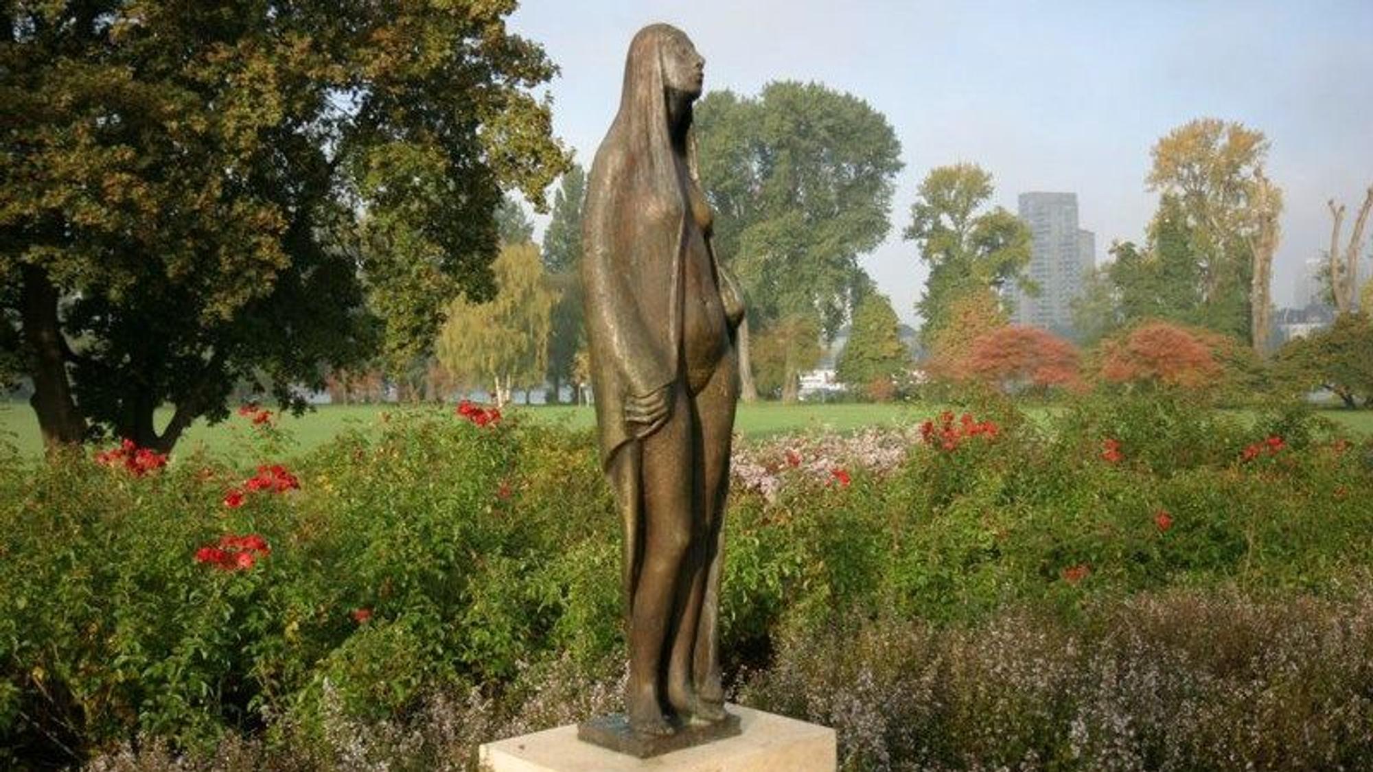 Die Bronzeplastik „Gaea“ von Gerhard Marcks.