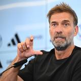 Jürgen Klopp spricht bei der Pressekonferenz in Frankfurt.