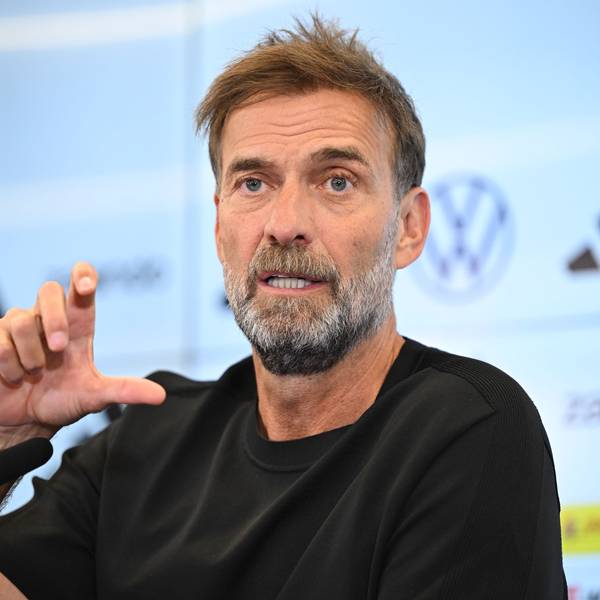 Jürgen Klopp spricht bei der Pressekonferenz in Frankfurt.