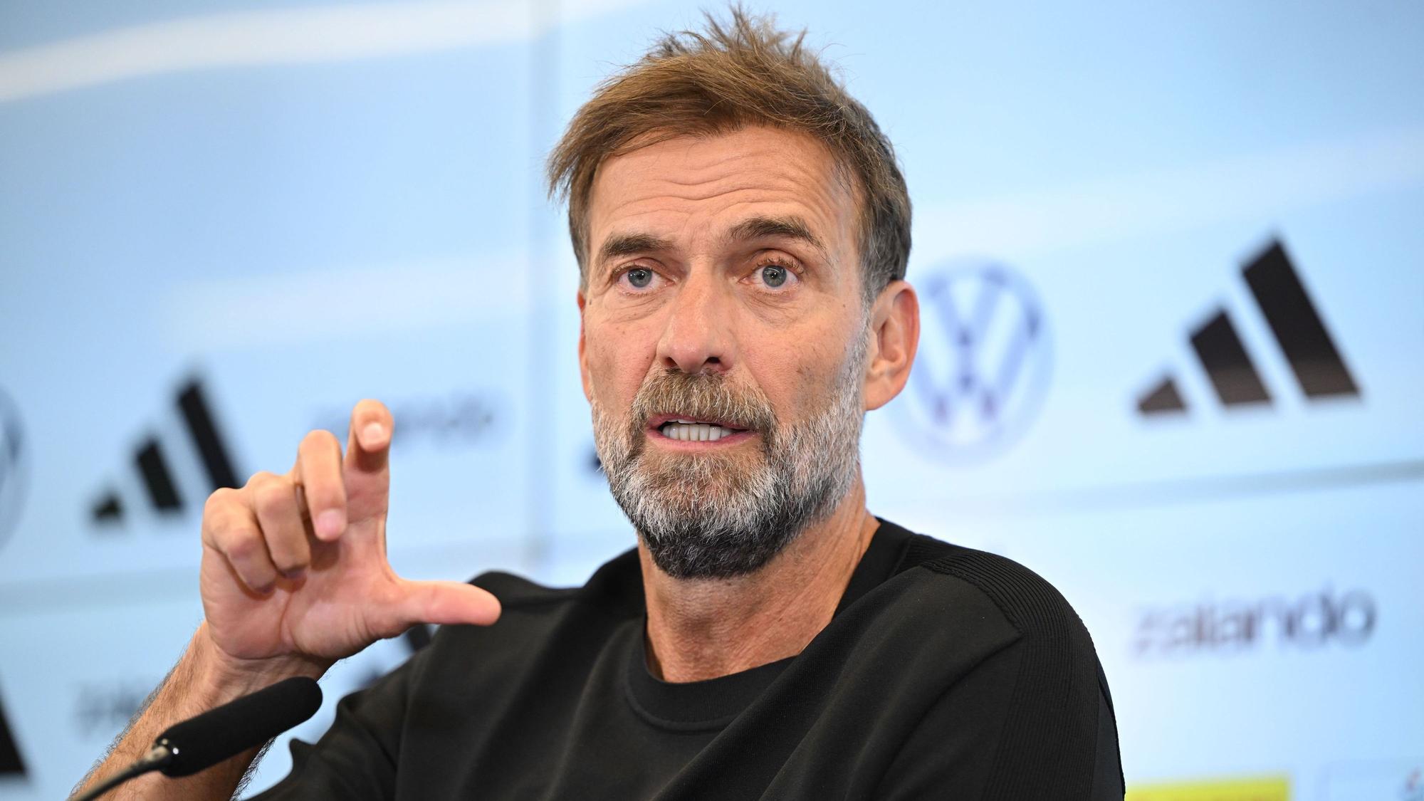 Jürgen Klopp spricht bei der Pressekonferenz in Frankfurt.