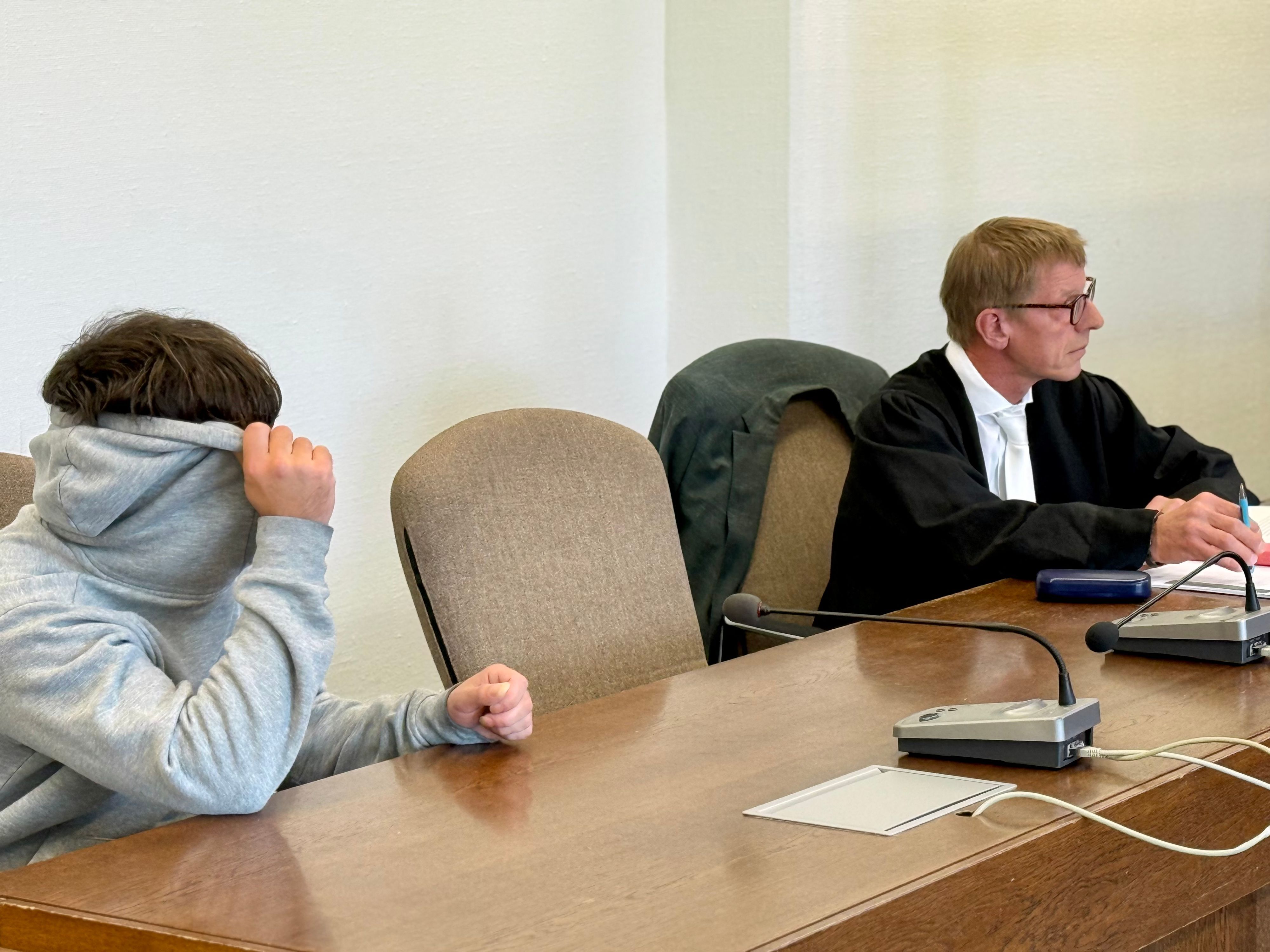 Angeklagter im Opladener Mordprozess mit Anwalt Robert Stach