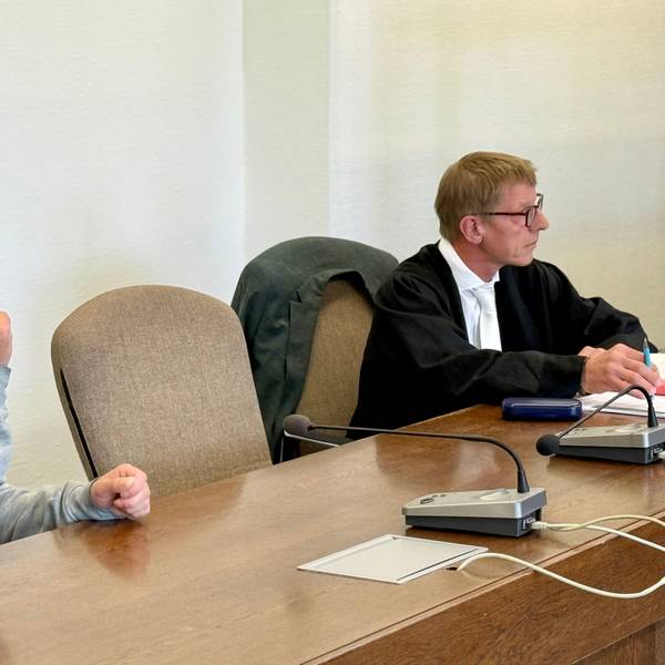 Angeklagter im Opladener Mordprozess mit Anwalt Robert Stach