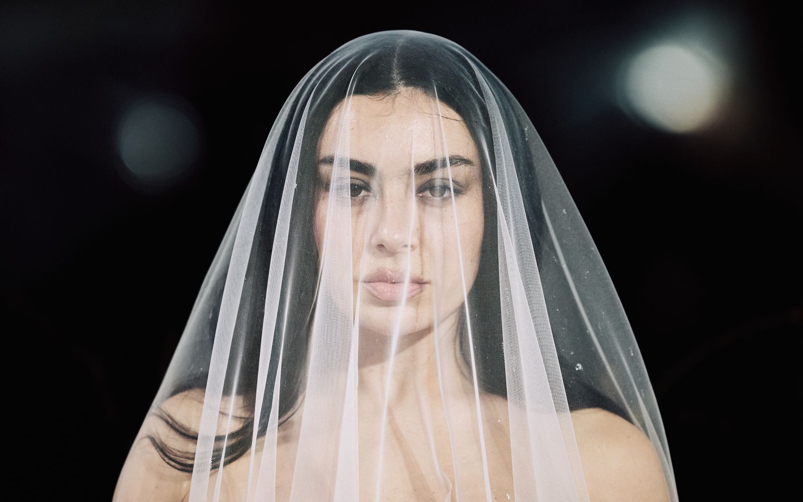 Charli XCX präsentiert sich auf „Music, Fashion, Film“ mit einem neuen Image. (Bild: 2026 Getty Images/Gareth Cattermole)