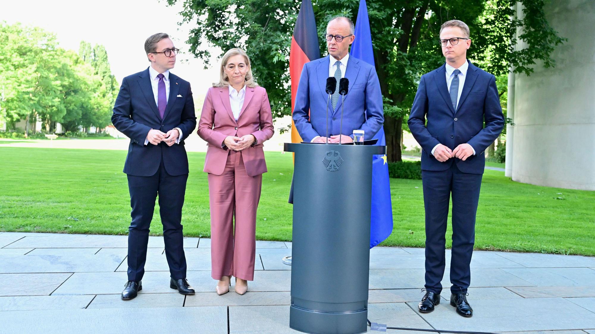 Bundeskanzler Friedrich Merz (2.v.r, CDU), die bisherige Gesundheitsministerin Nina Warken (CDU), der bisherige CDU-Generalsekretär Carsten Linnemann (r), und der bisherige Parlamentarische Staatssekretär im Digitalministerium, Philipp Amthor (l, CDU) geben eine Pressekonferenz im Kanzleramt in Berlin zu personellen Veränderungen in Regierung und CDU.