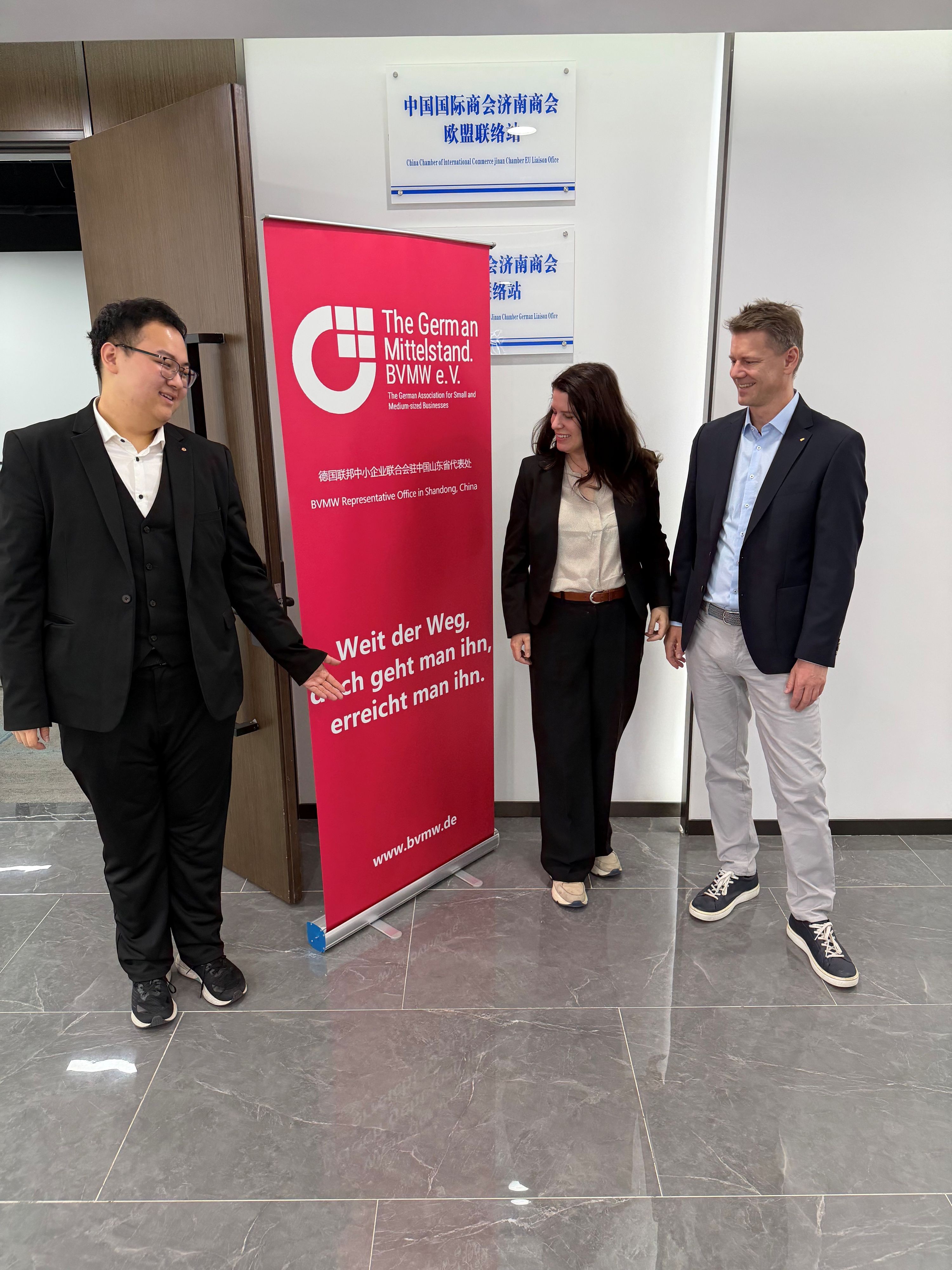 Das Foto zeigt Catrin und Maik Heringer mit einem Mitarbeiter des Bundesverbandes Mittelständische Wirtschaft.