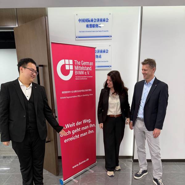Das Foto zeigt Catrin und Maik Heringer mit einem Mitarbeiter des Bundesverbandes Mittelständische Wirtschaft.