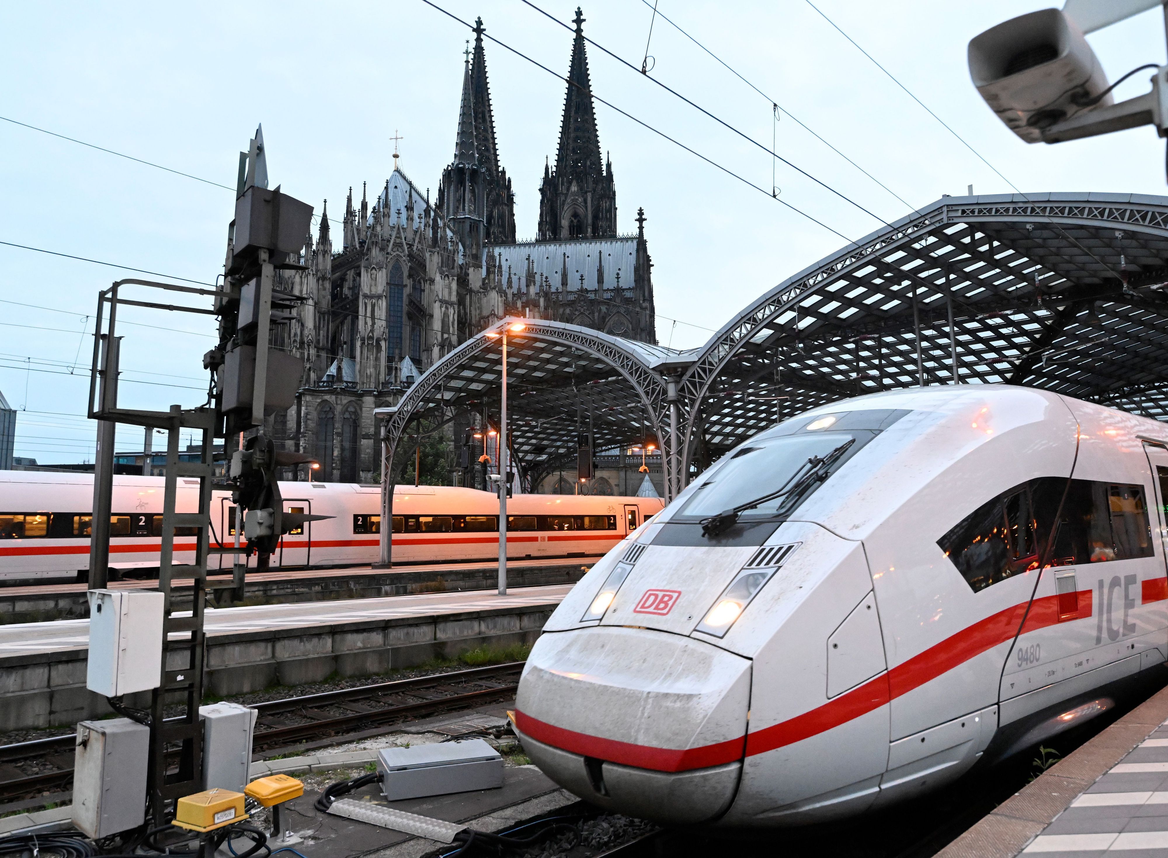 Ein Zug steht im Kölner Hauptbahnhof. (Symbolbild)