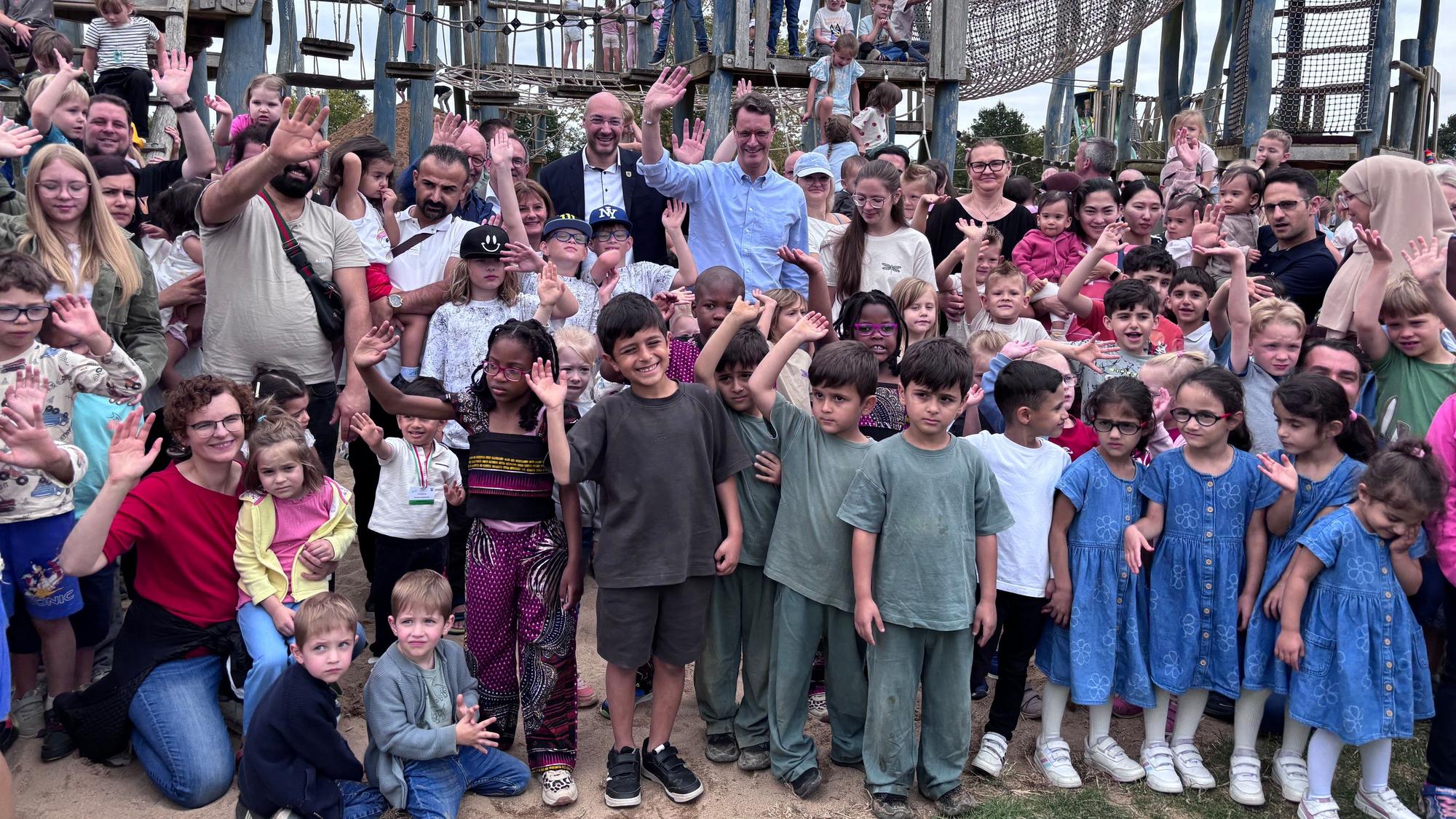 Hendrik Wüst besicht als Patenonkel von Mehrlingskindern das NRW-Familienfest im im Bubenheimer Spieleland.